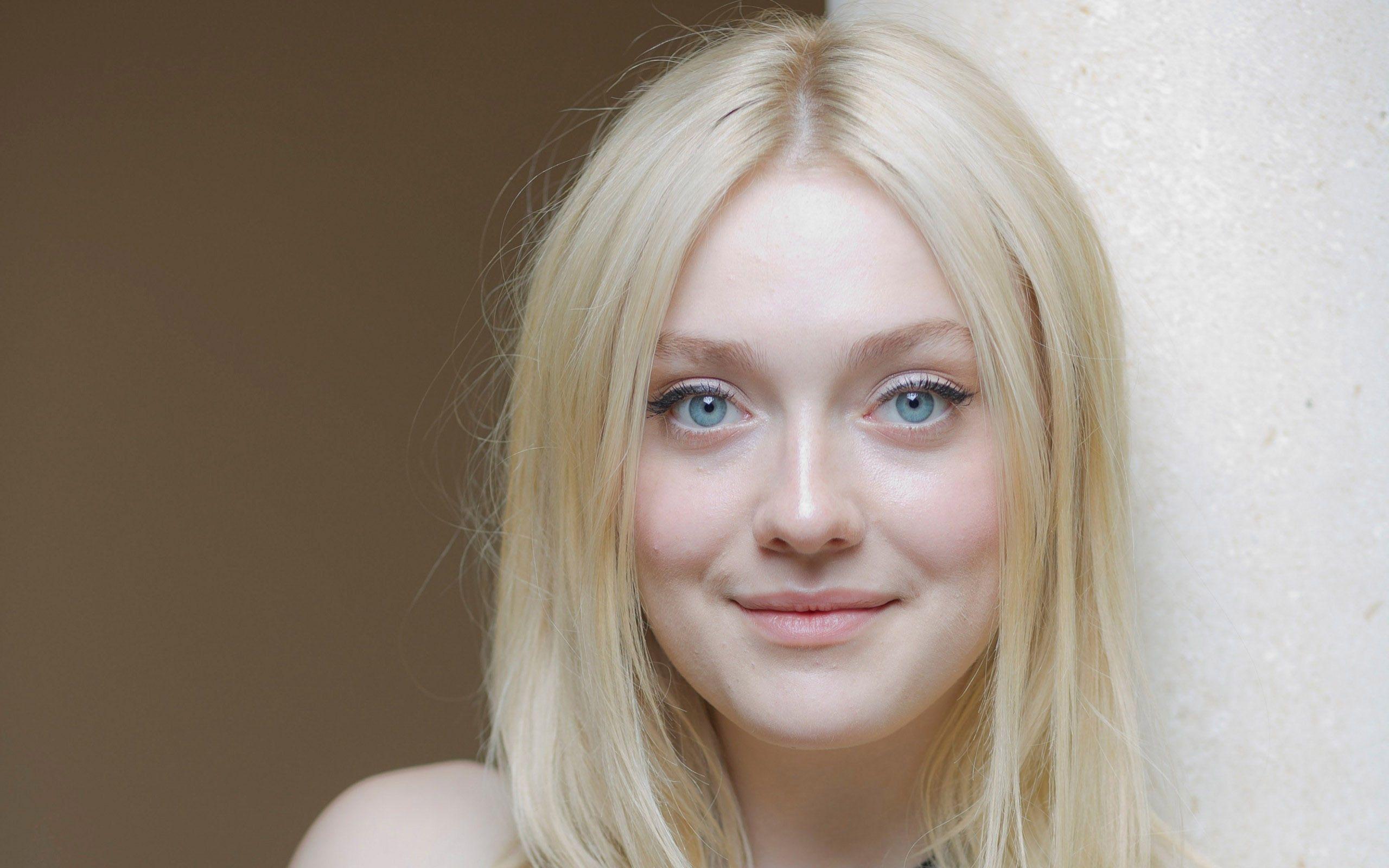 2560x1600 Dakota Fanning Wallpaper Download