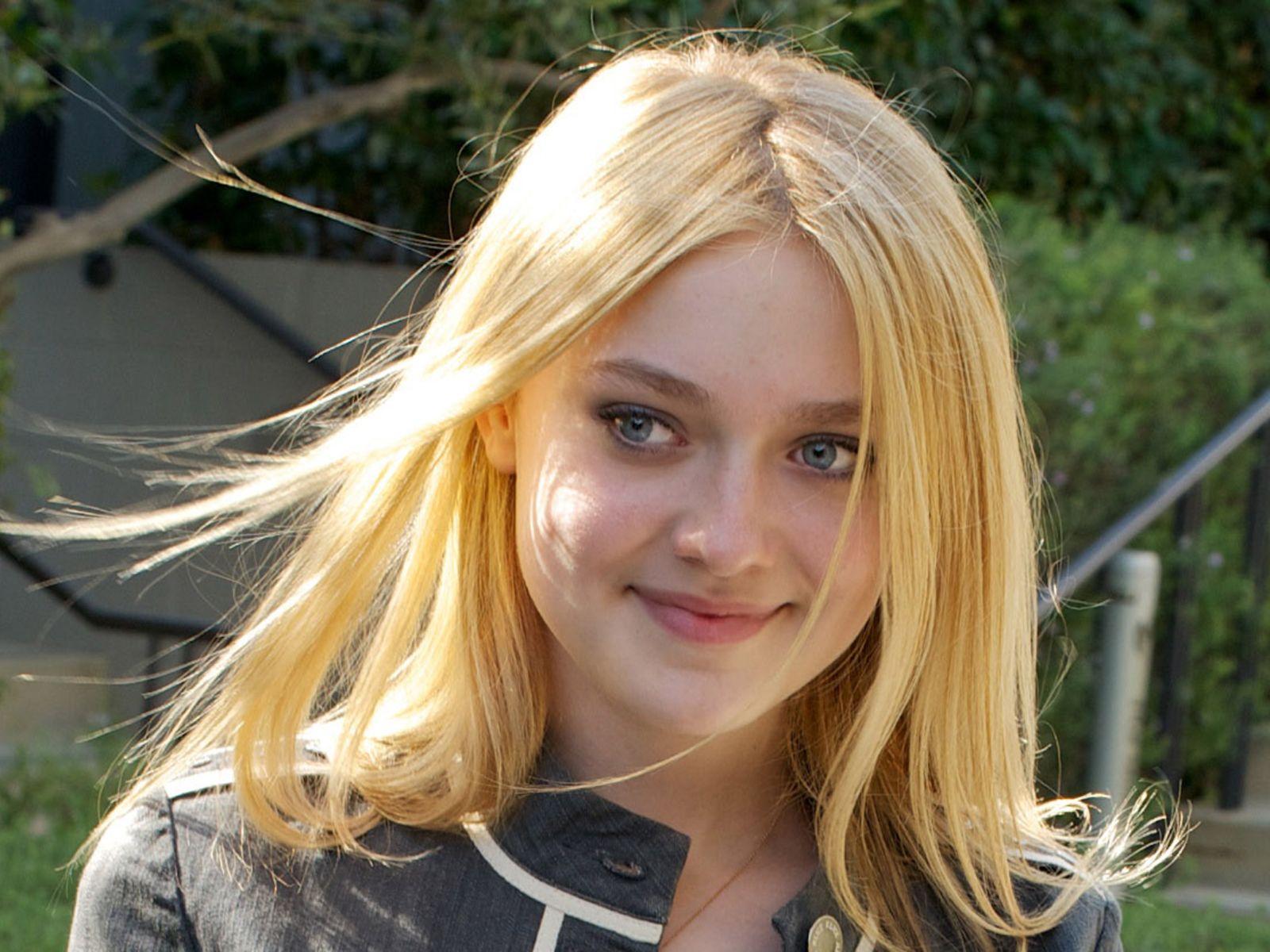 1600x1200 Dakota Fanning wallpaperx1200