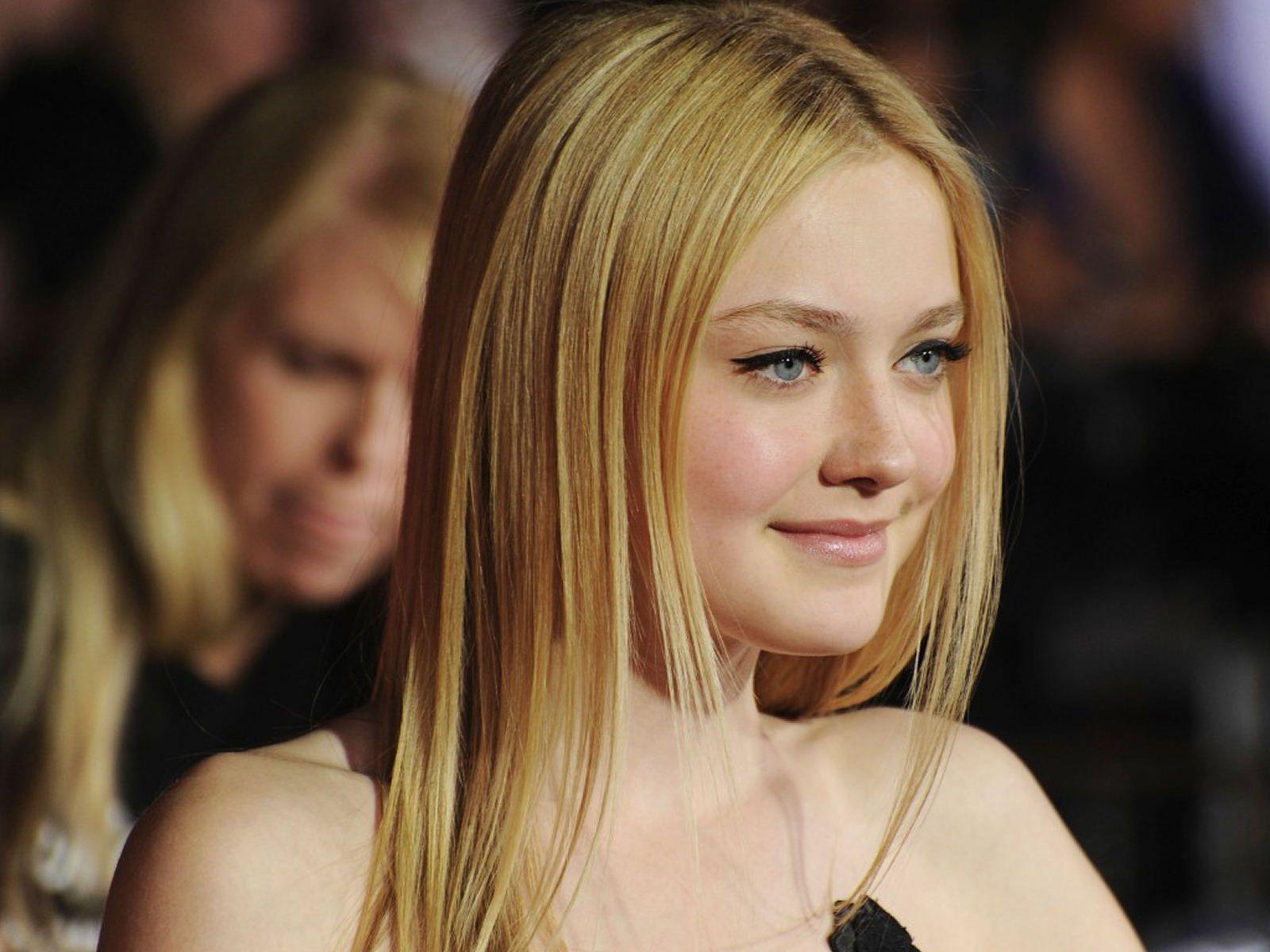 1600x1200 My Wallpaper HD: Dakota Fanning Wallpaper