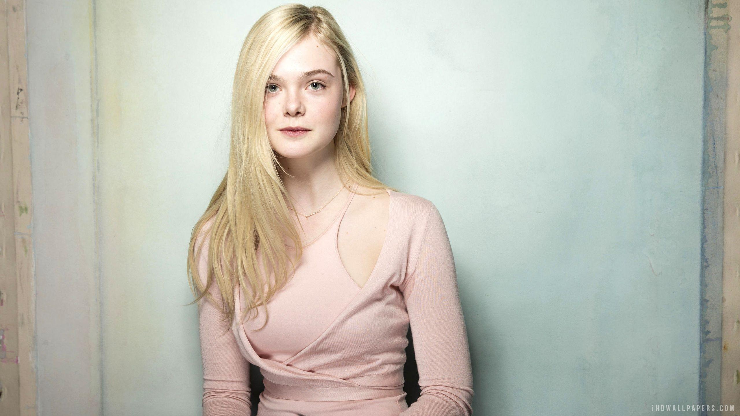 2560x1440 Dakota Fanning Wallpaper