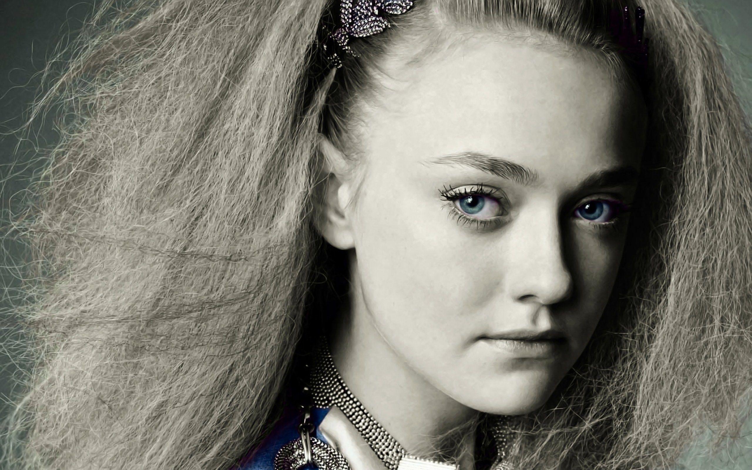 2560x1600 Dakota Fanning Wallpaper