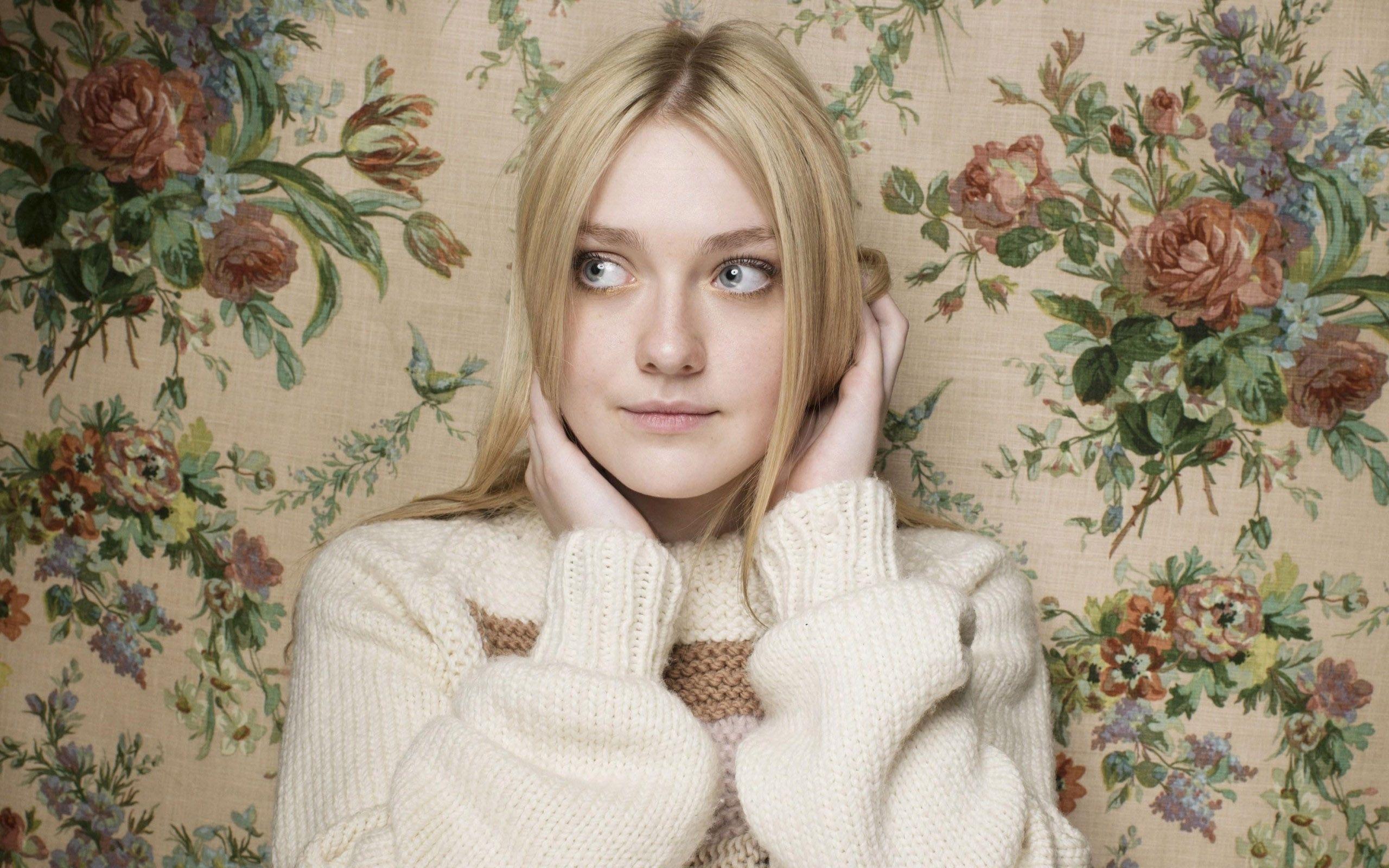2560x1600 Dakota Fanning Widescreen Wallpaper 50139 2560x1600px