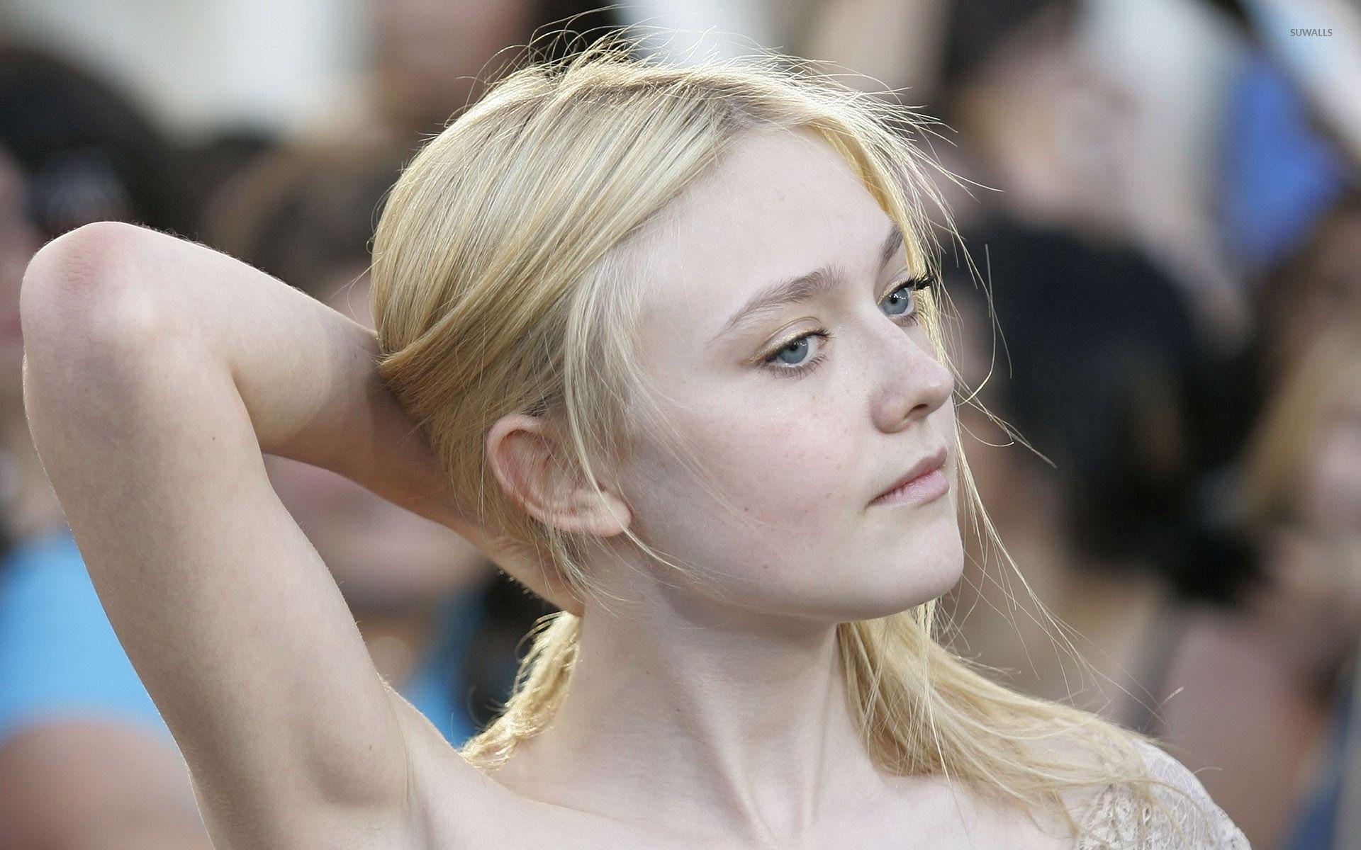 1920x1200 Dakota Fanning Wallpaper 0.85 Mb
