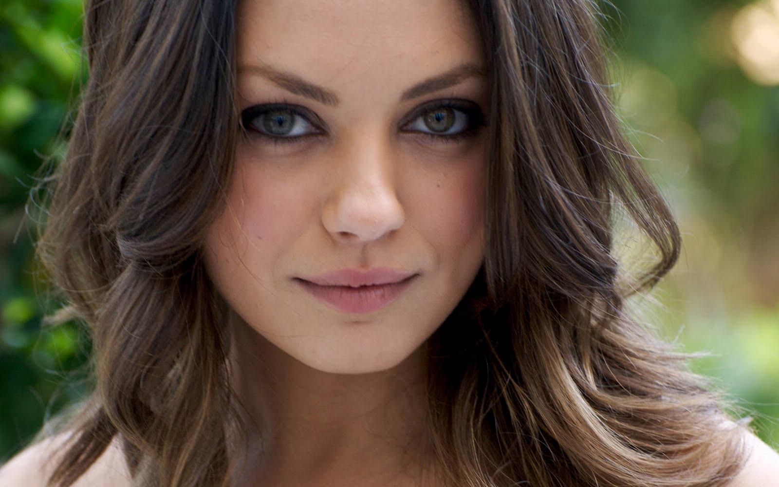 1600x1000 Famous People With Heterochromia Wallpaper 3 Kunis