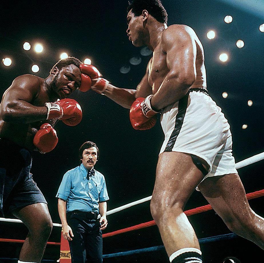 923x920 Muhammad Ali's jaw broken but