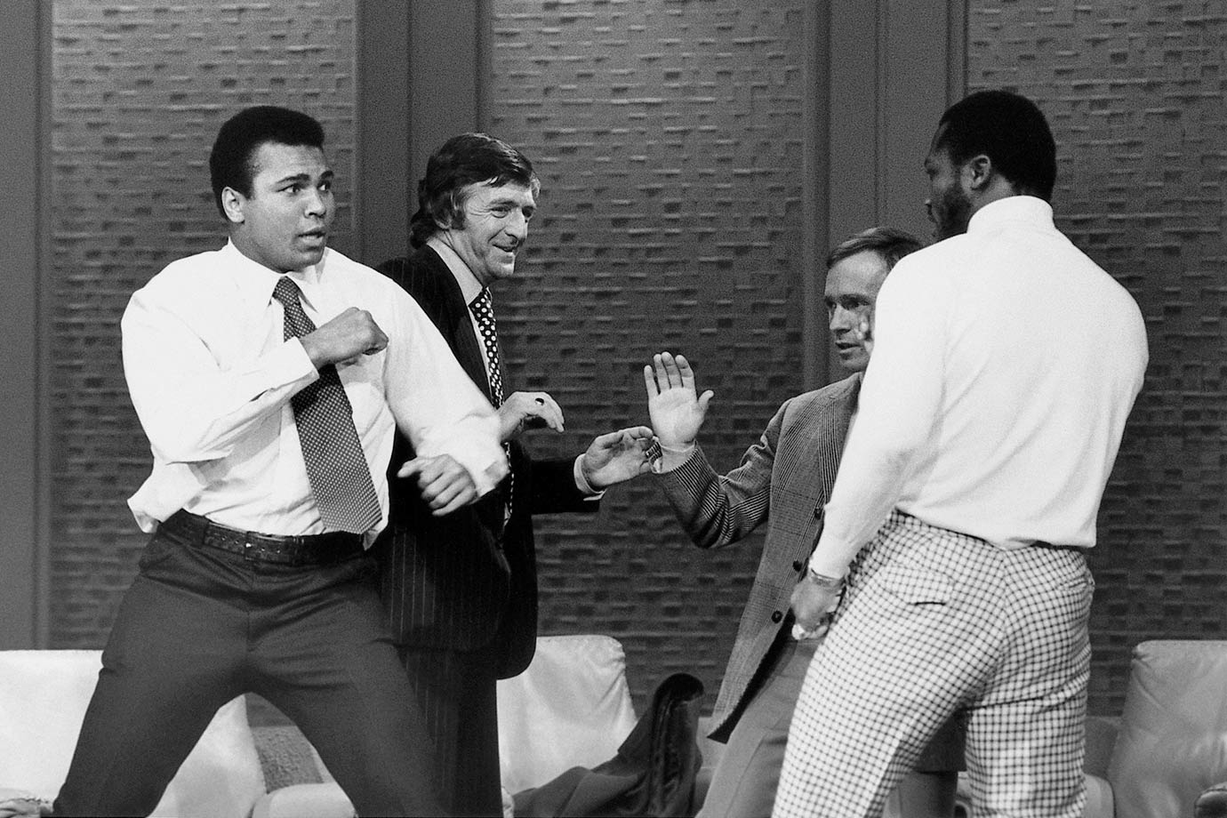 1380x920 Muhammad Ali's jaw broken but