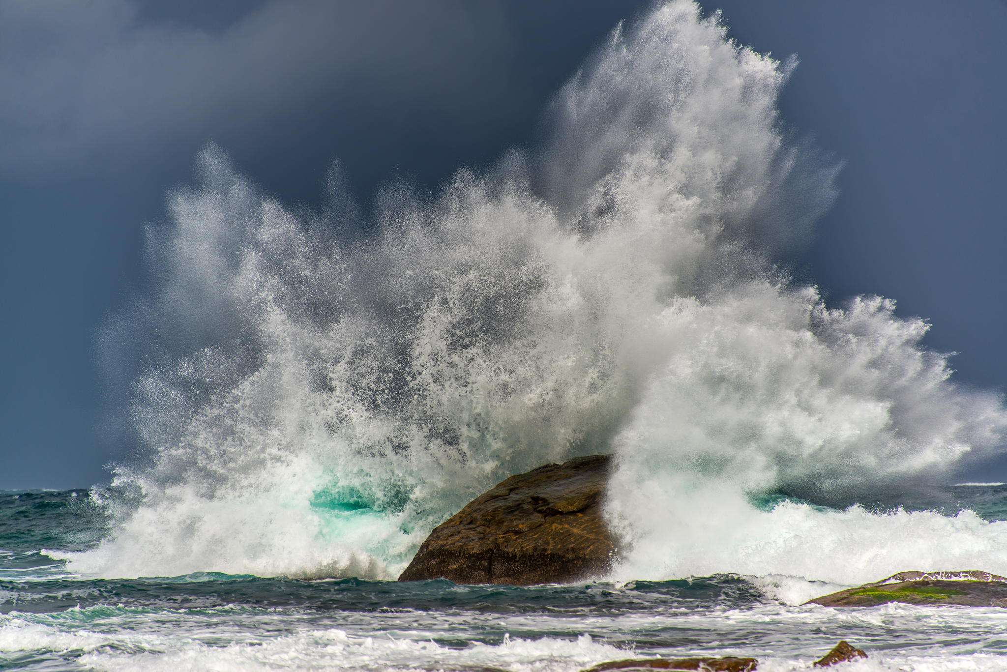 2048x1367 Download Sea Ocean Splash Nature Wave Ocean Waves HD Wallpaper