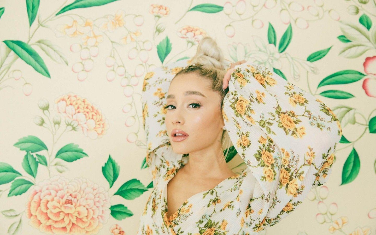1440x900 Download 1440x900 Ariana Grande, Singer, Flowers, Celebrity