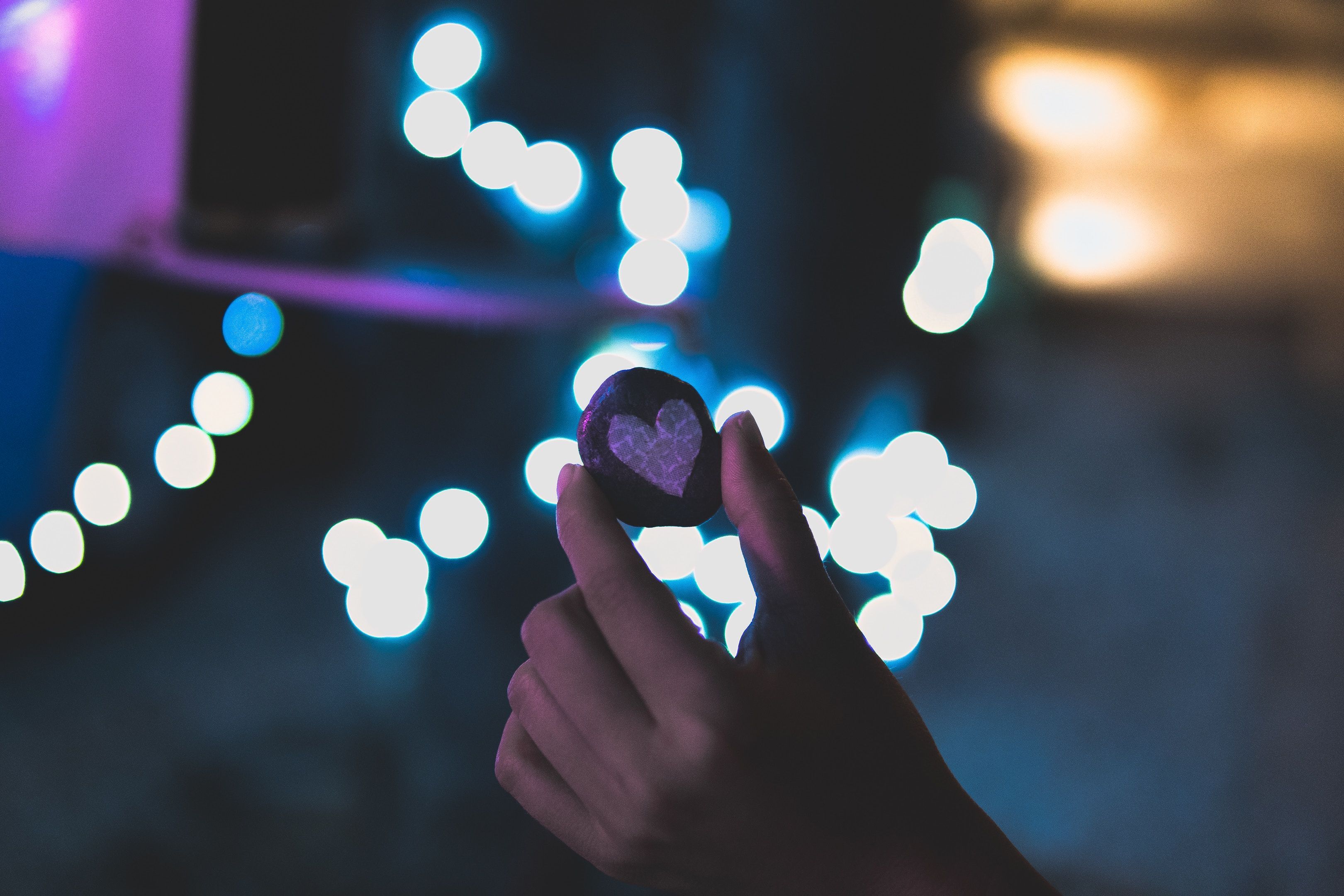 3240x2160 Download wallpaper 3240x2160 hand, stone, heart, glare HD background