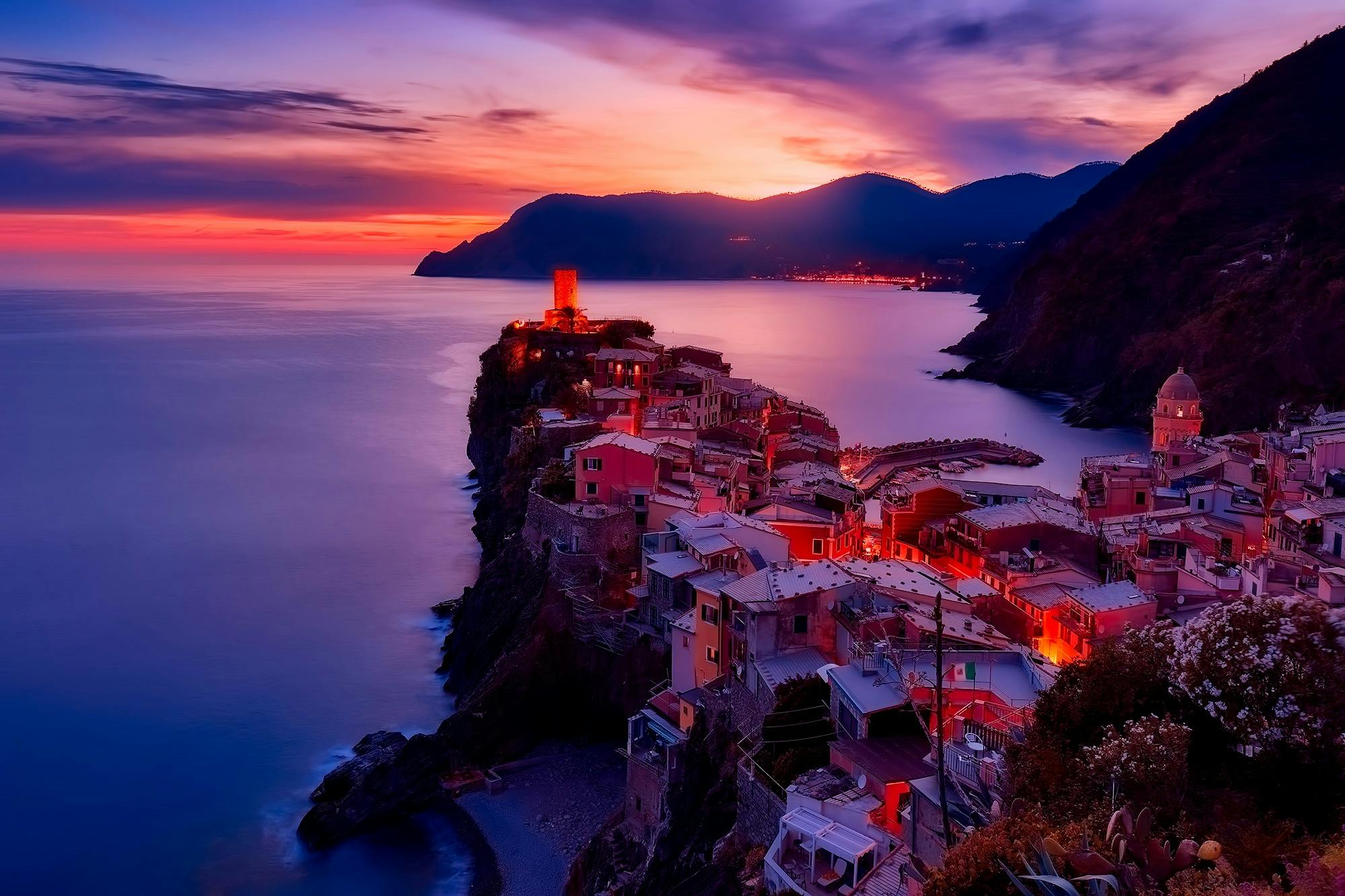 2000x1333 Houses Near Body of Water · Free