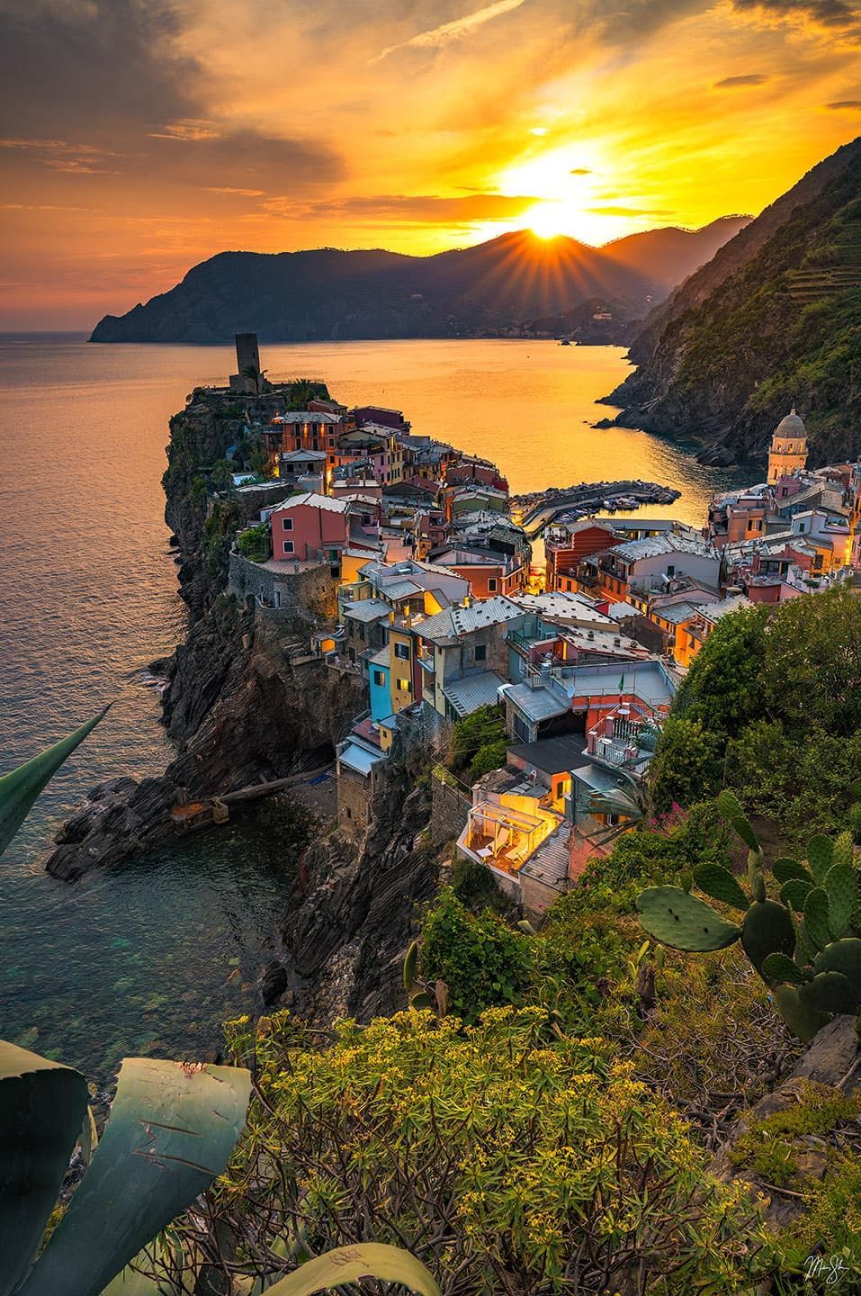 957x1440 Sunset over Cinque Terre