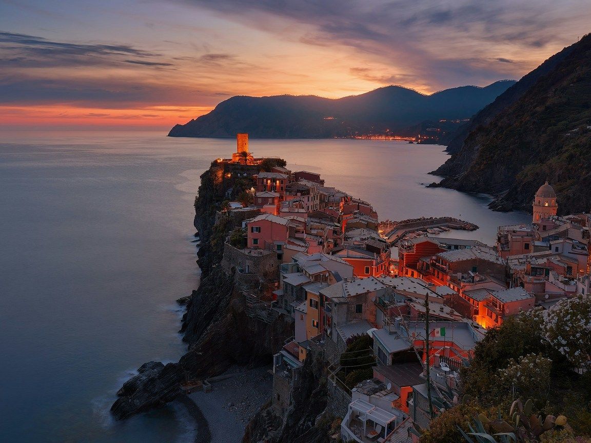 1152x864 Aerial view of village on mountain cliff during orange sunset in Vernazza, Italy