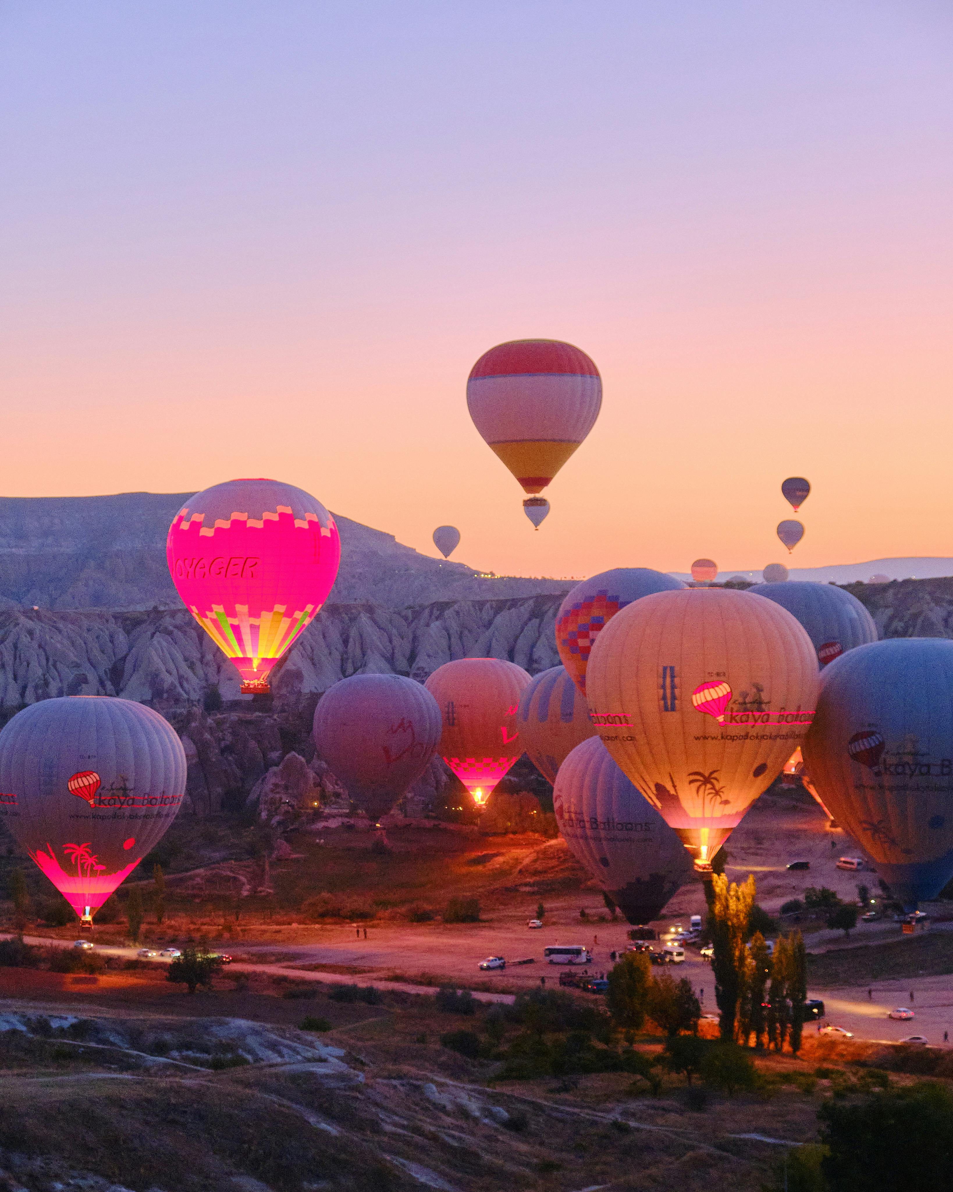 3276x4096 Tourist Hot Air Balloons Landing at Dusk · Free