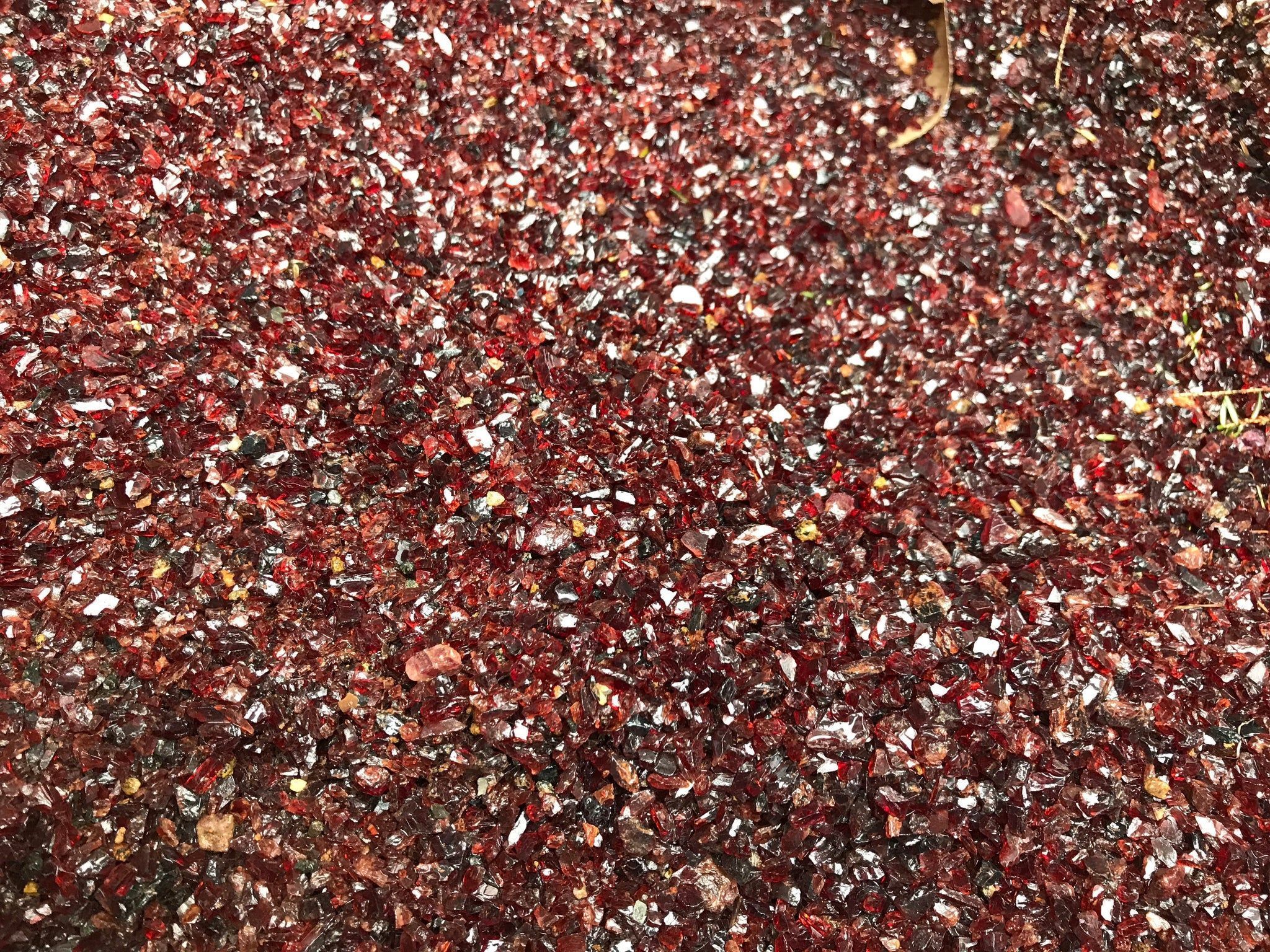 2048x1536 Rhodolite Garnet Rough Chips gram bag