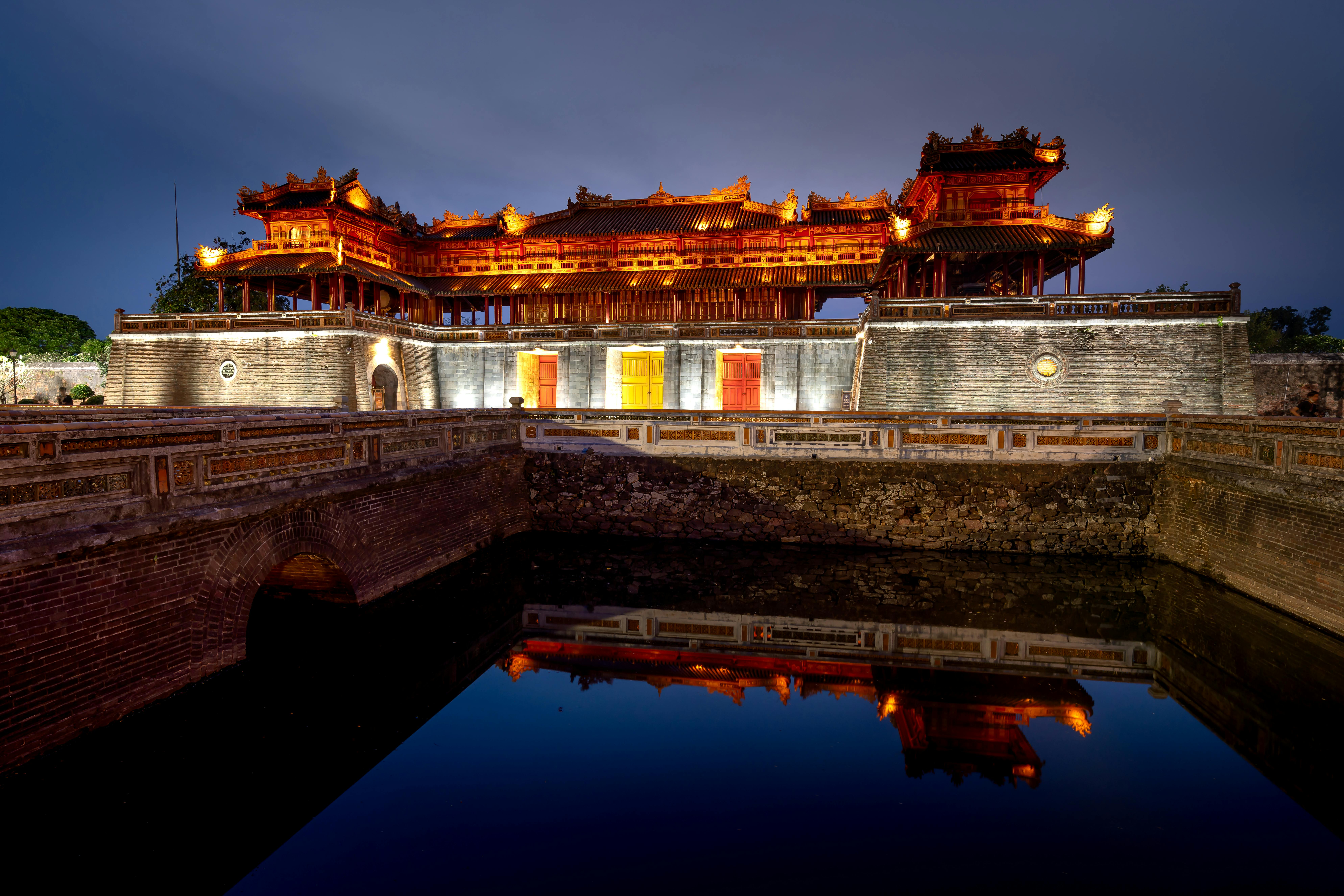 7952x5304 View of the Imperial City in Hue, Vietnam during Night Time · Free