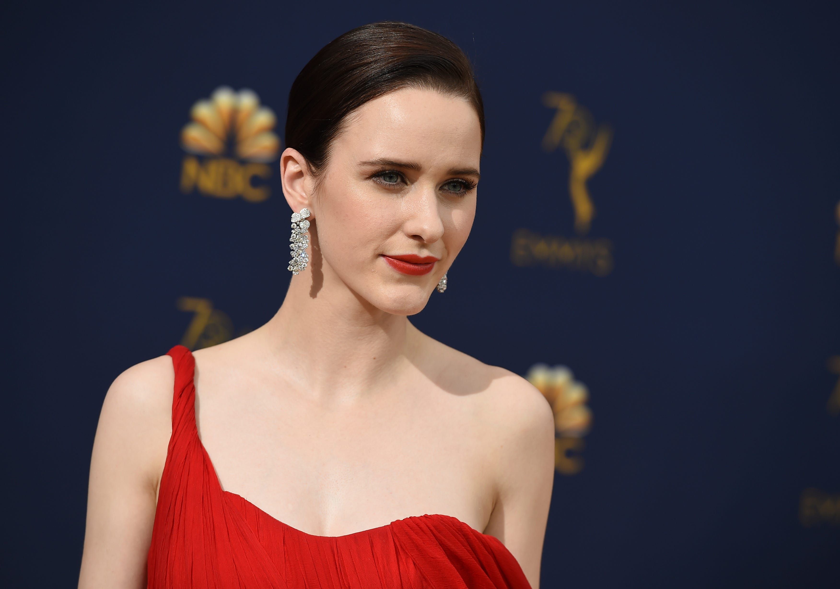 3504x2456 Download Brunette Lipstick Earrings Actress American Celebrity Rachel Brosnahan HD Wallpaper