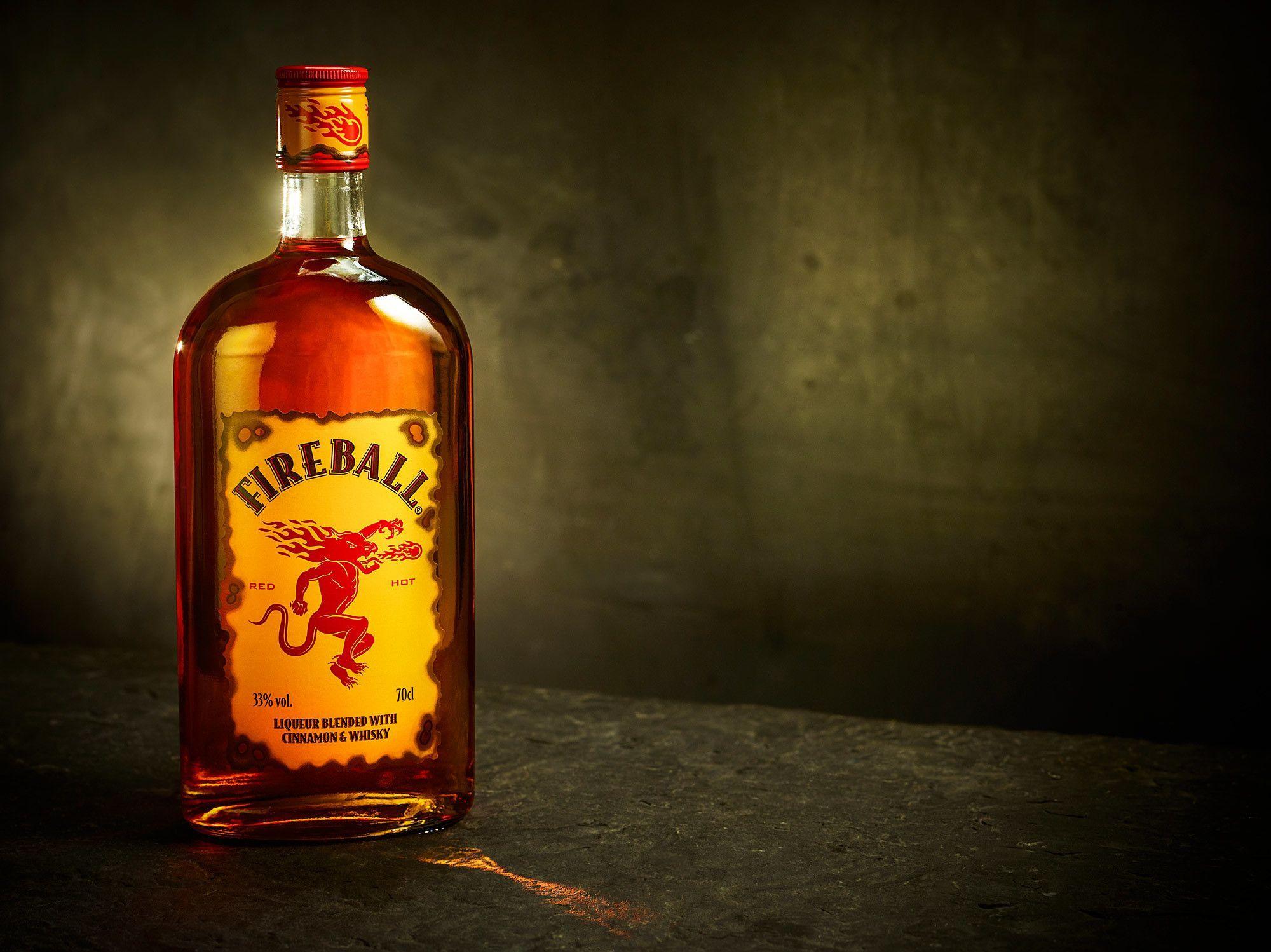 Fireball cinnamon whisky. Виски Бурбон Fireball. Фаербол виски с корицей.