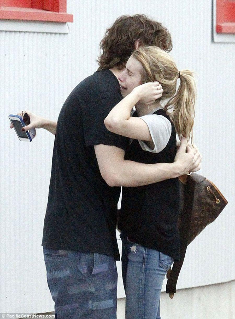 900x1219 Sobbing Emma Roberts clings to Evan Peters as details emerge
