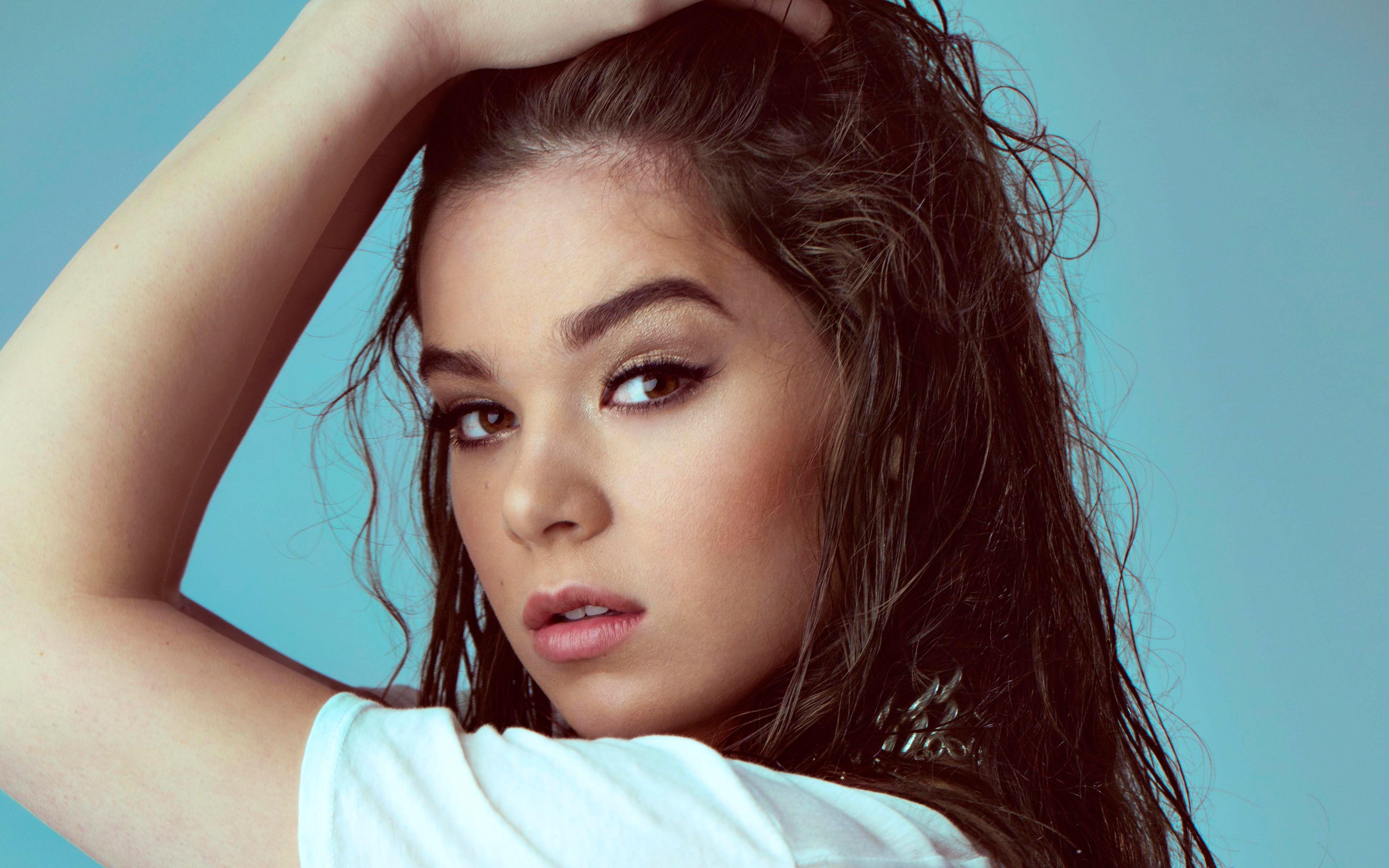 3840x2400 Hailee Steinfeld Wallpaper