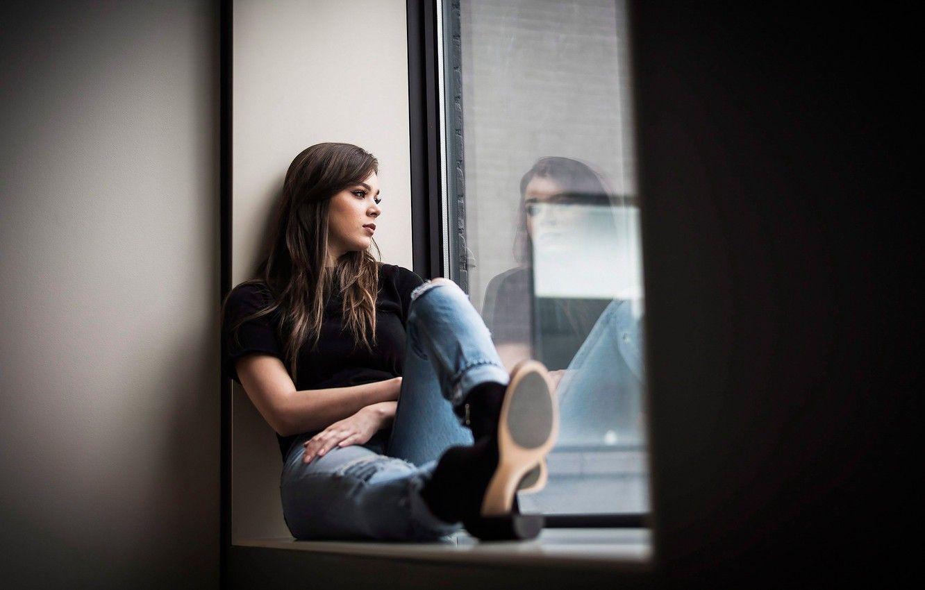 1332x850 Wallpaper look, girl, pose, jeans, window, Hailee Steinfeld image