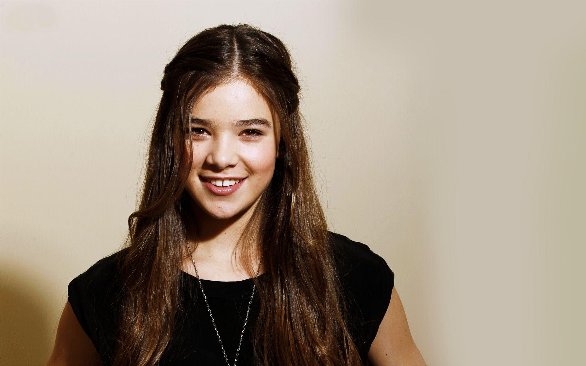1920x1200 HD Hailee Steinfeld Wallpaper