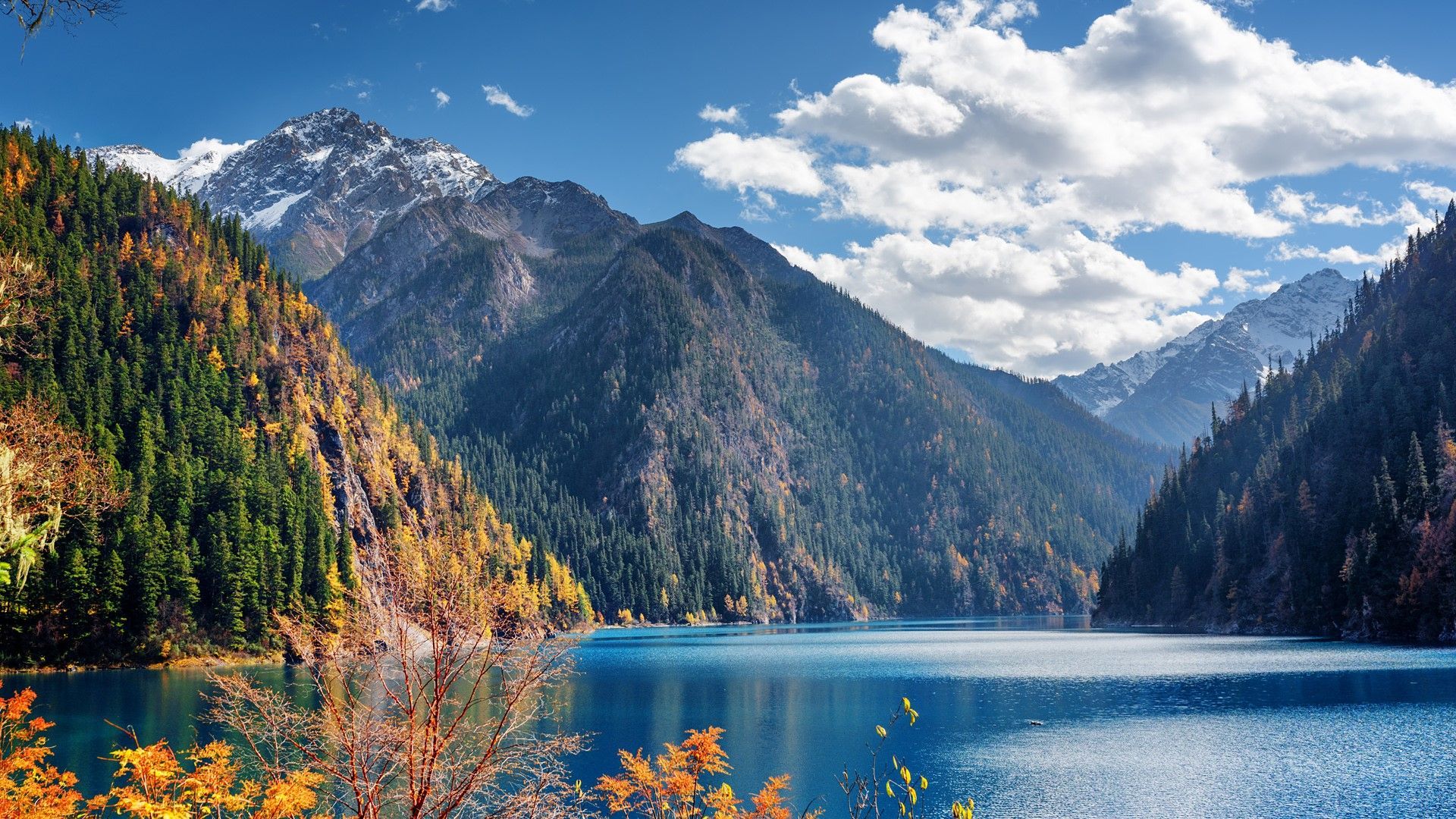 1920x1080 Long Lake among mountains in Jiuzhaigou nature reserve, Jiuzhai Valley National Park, China. Windows Spotlight Image