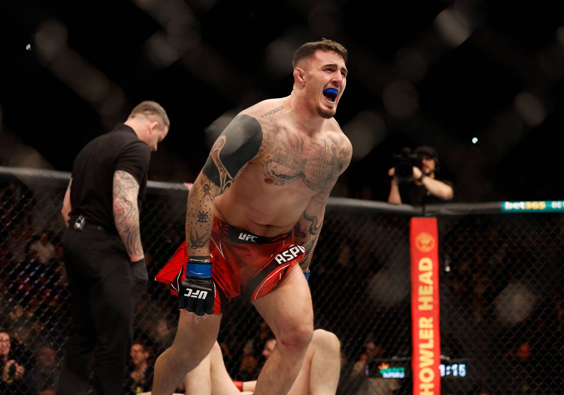 1920x1345 Download Tom Aspinall Shouting In Octagon Wallpaper
