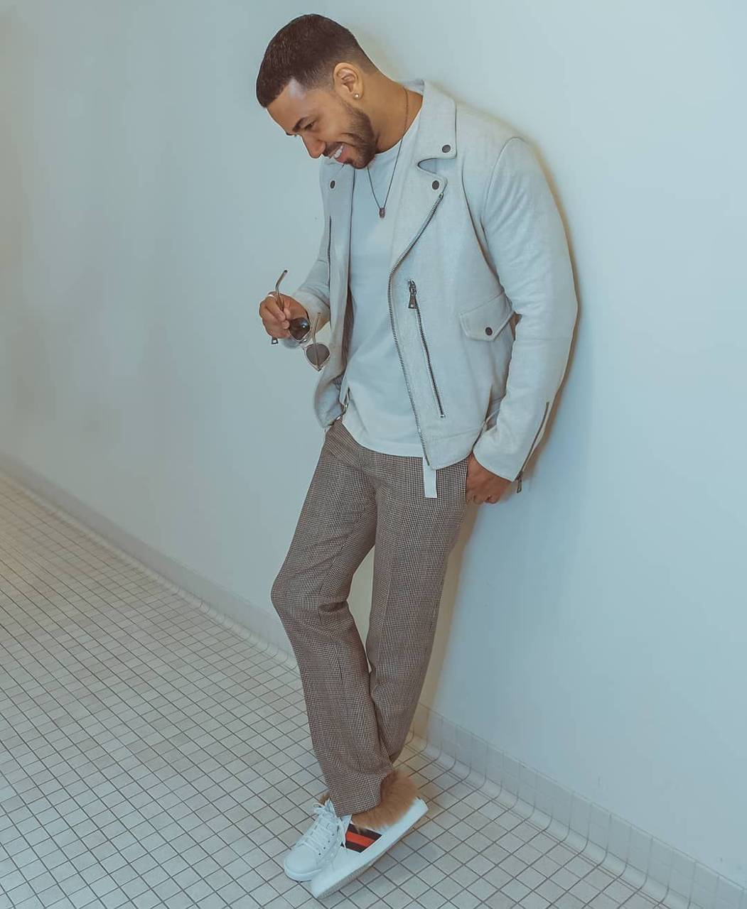 1051x1280 Romeo santos wallpaper