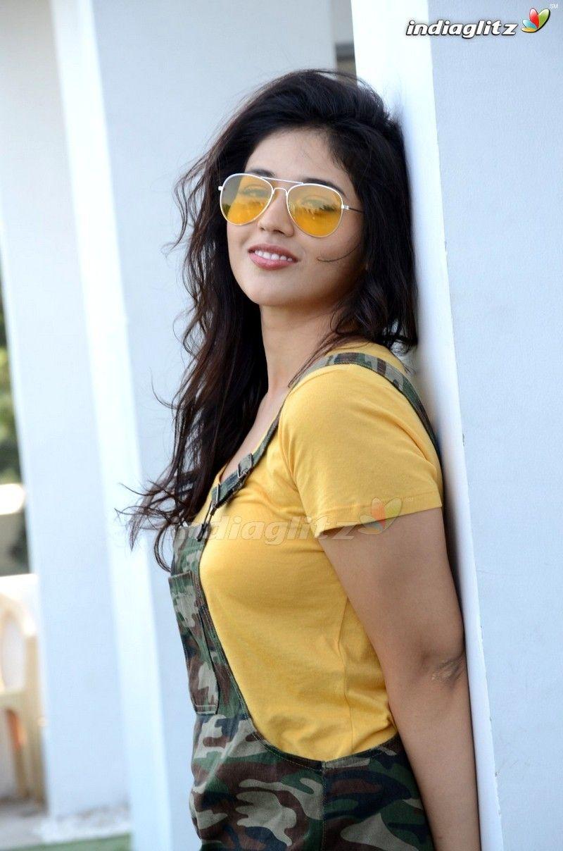800x1208 Priyanka Jawalkar Wallpaper