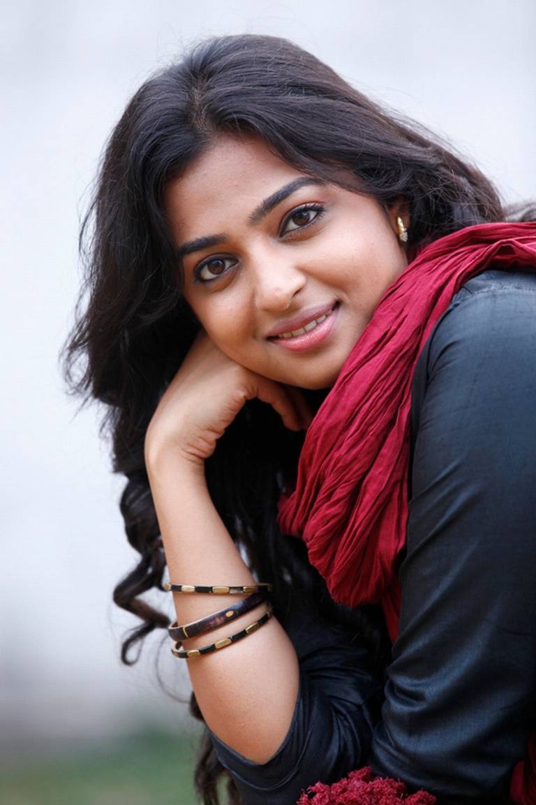 768x1152 768x1152px Radhika Apte 76.61 KB