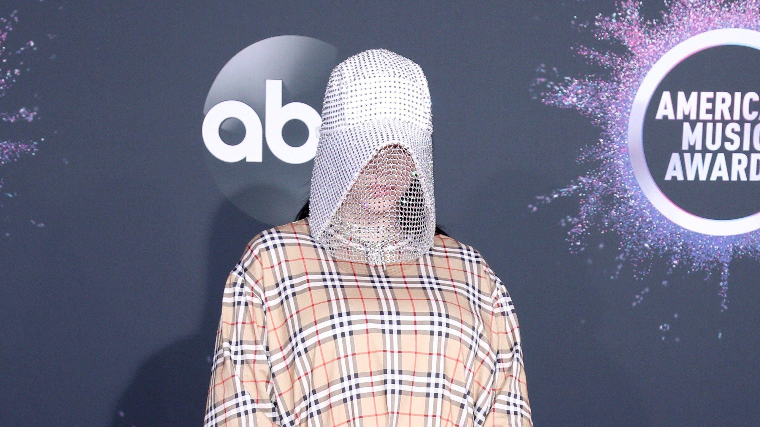 2560x1440 Billie Eilish Brings a Touch of The Handmaid's Tale to the AMAs