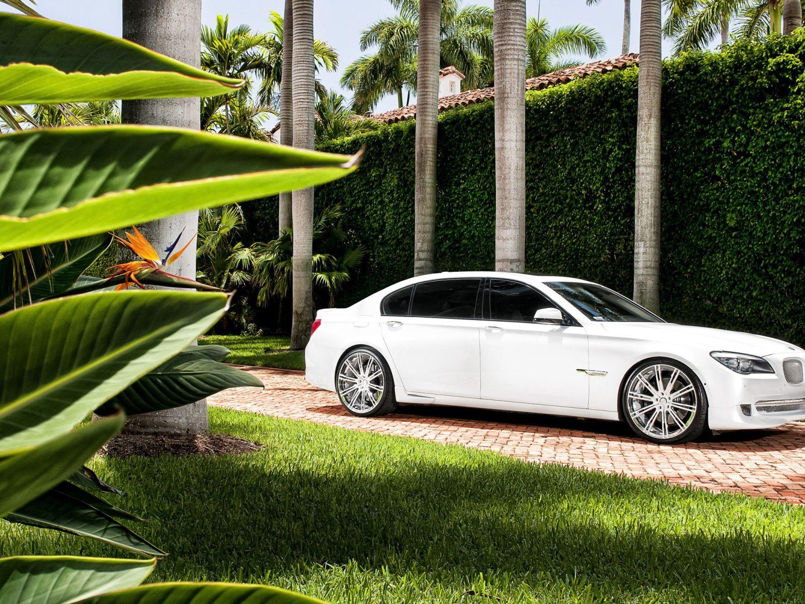 1600x1200 White BMW in the courtyard of a wealthy home Desktop wallpaper