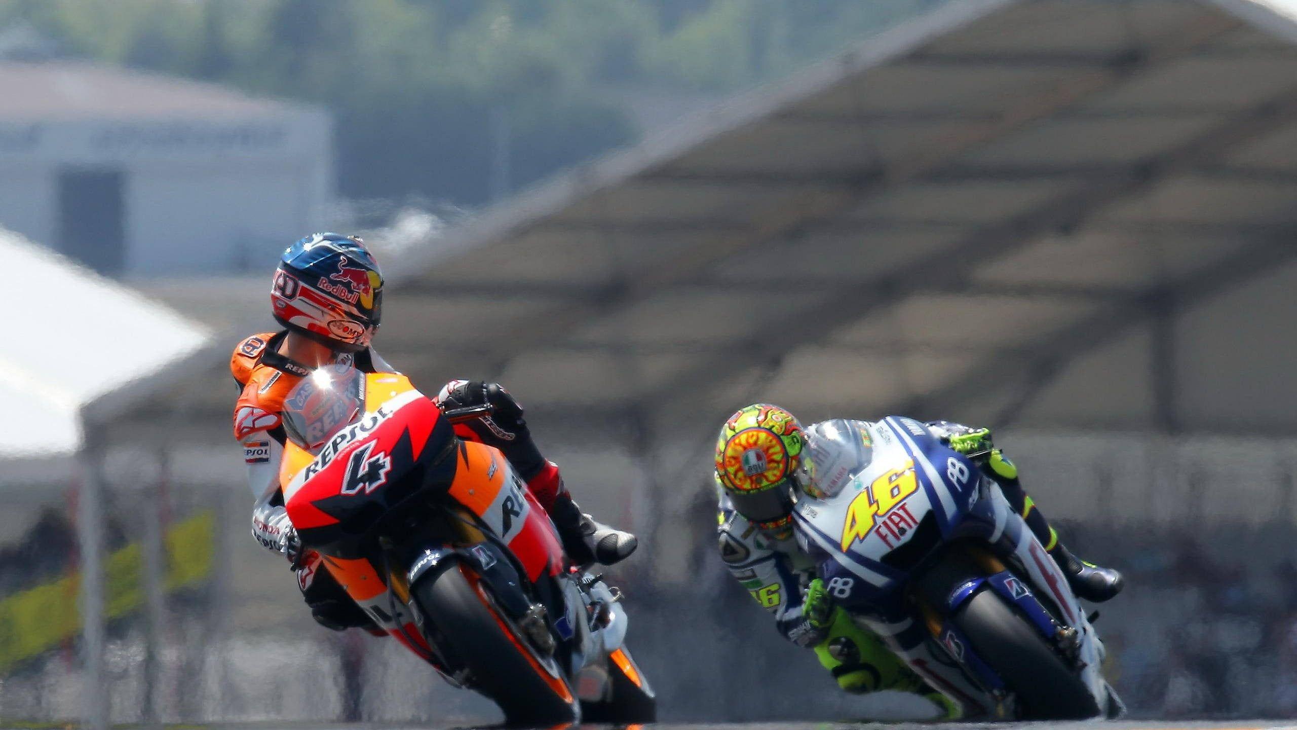 2560x1440 Two red and blue sports bikes, motorcycle, Valentino Rossi, andrea