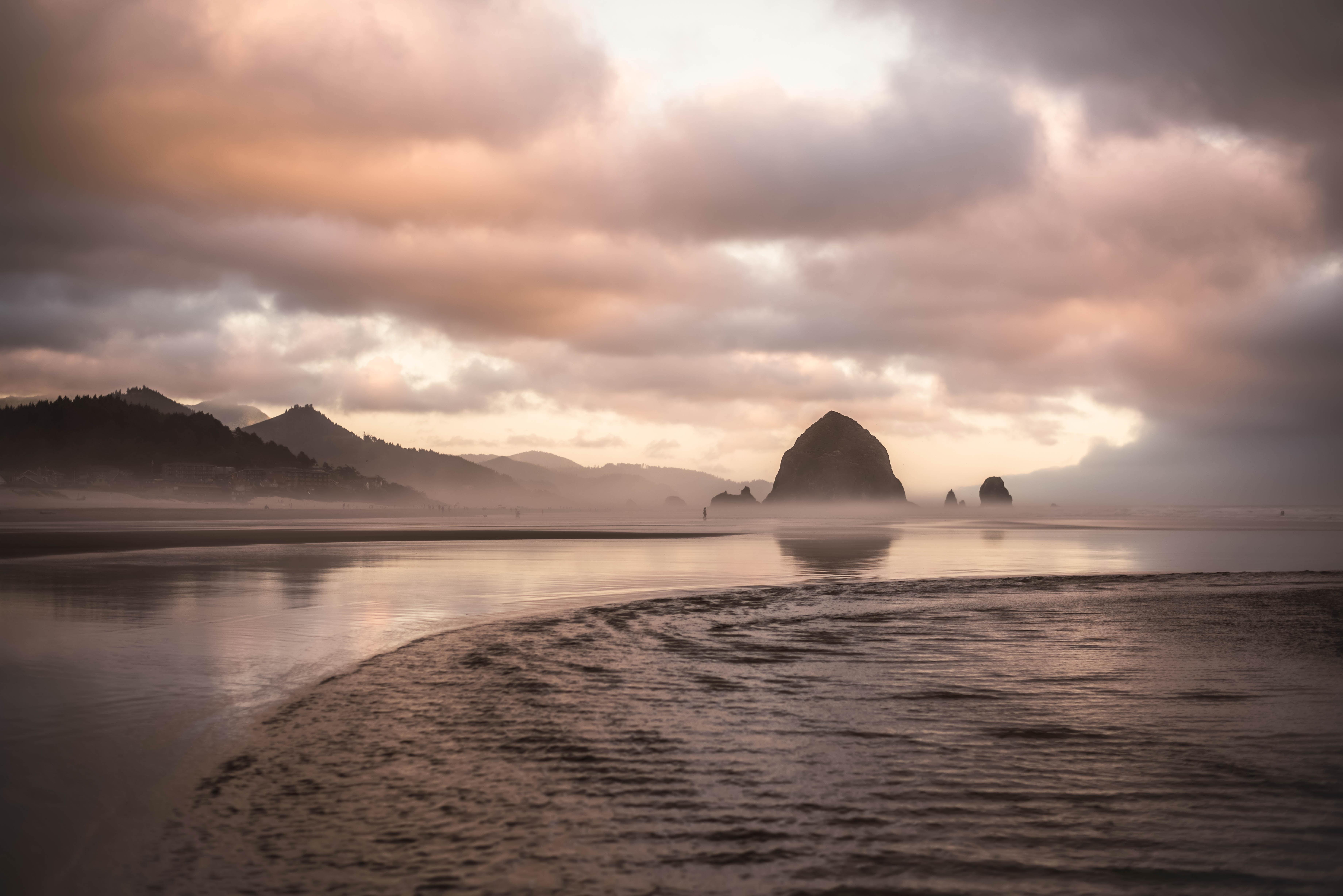 7360x4912 Mountain beside body of water, cannon beach HD wallpaper