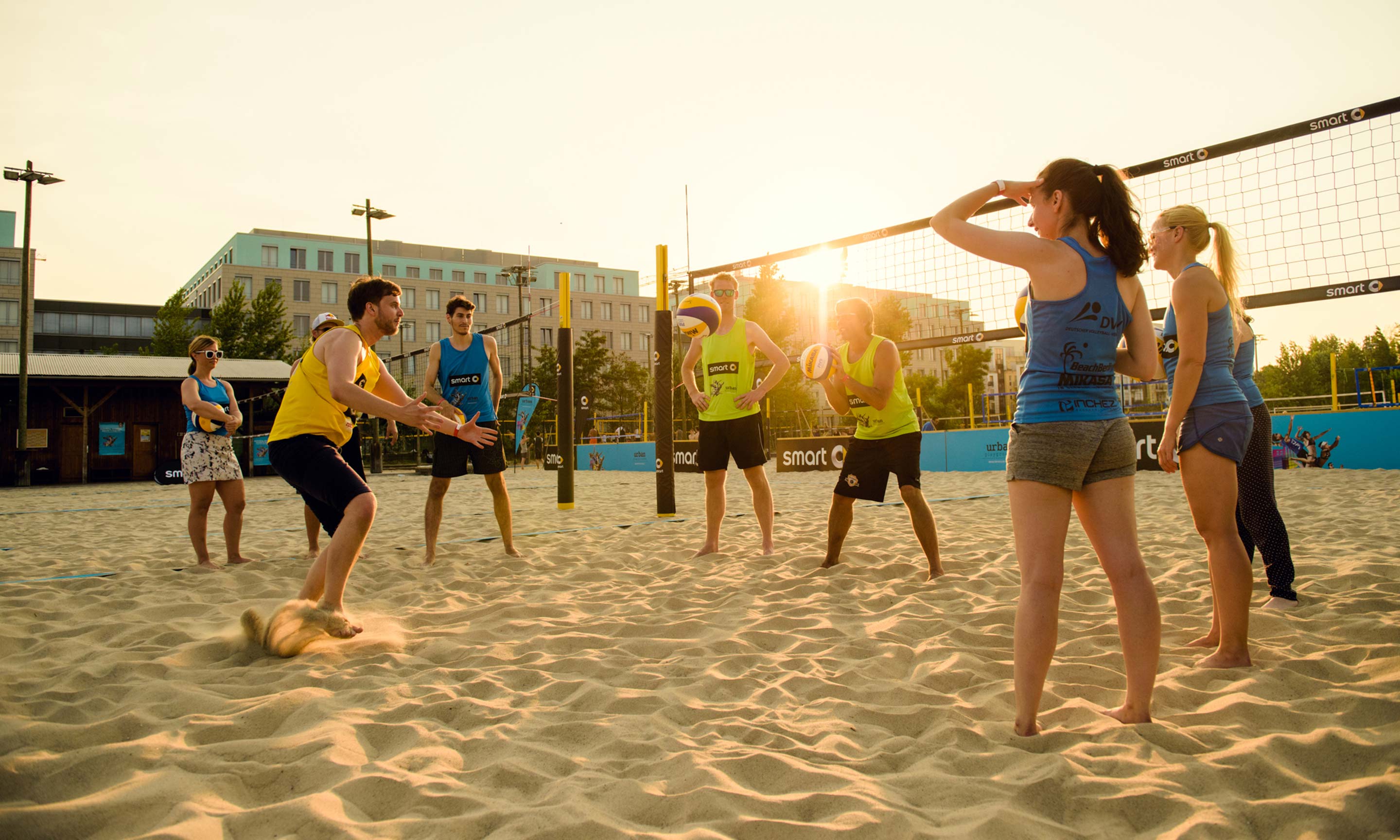 Бич волейбол. Волейбол на пляже. Пляжный волейбол. Волейбол на песке. Игра в волейбол на пляже.