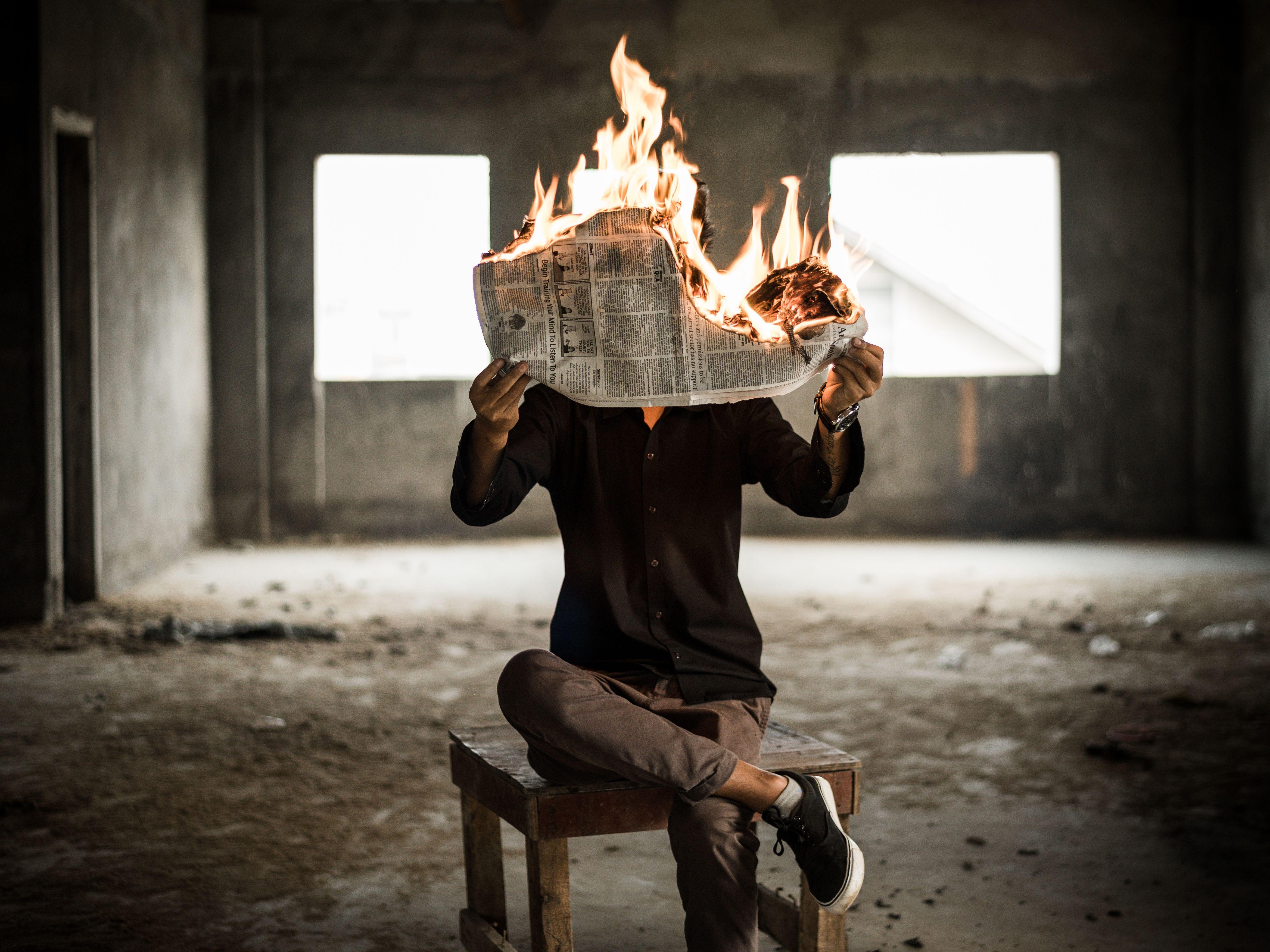 4672x3503 Journalist Picture. Download Free Image