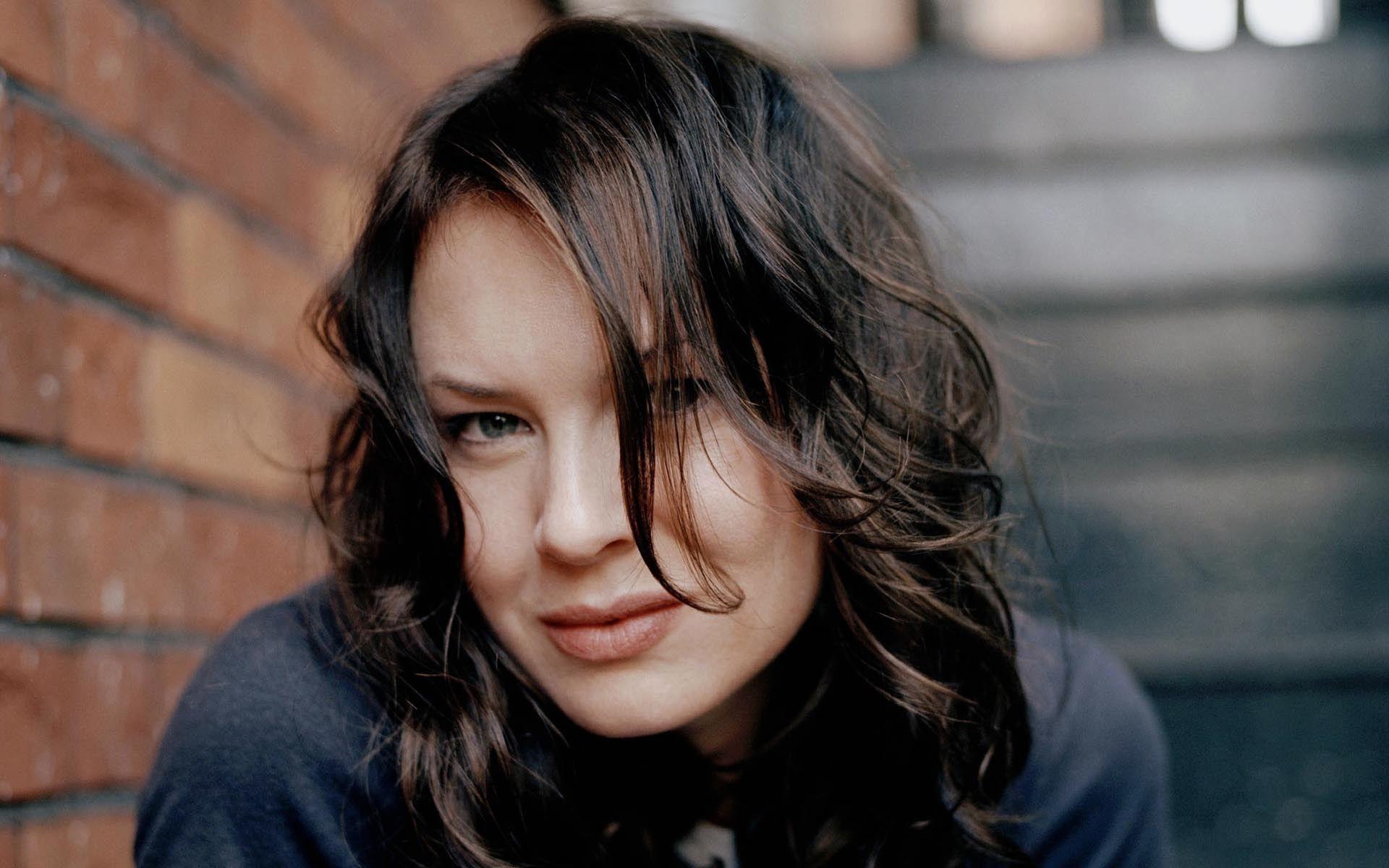 1920x1200 Renee Zellweger Wallpaper