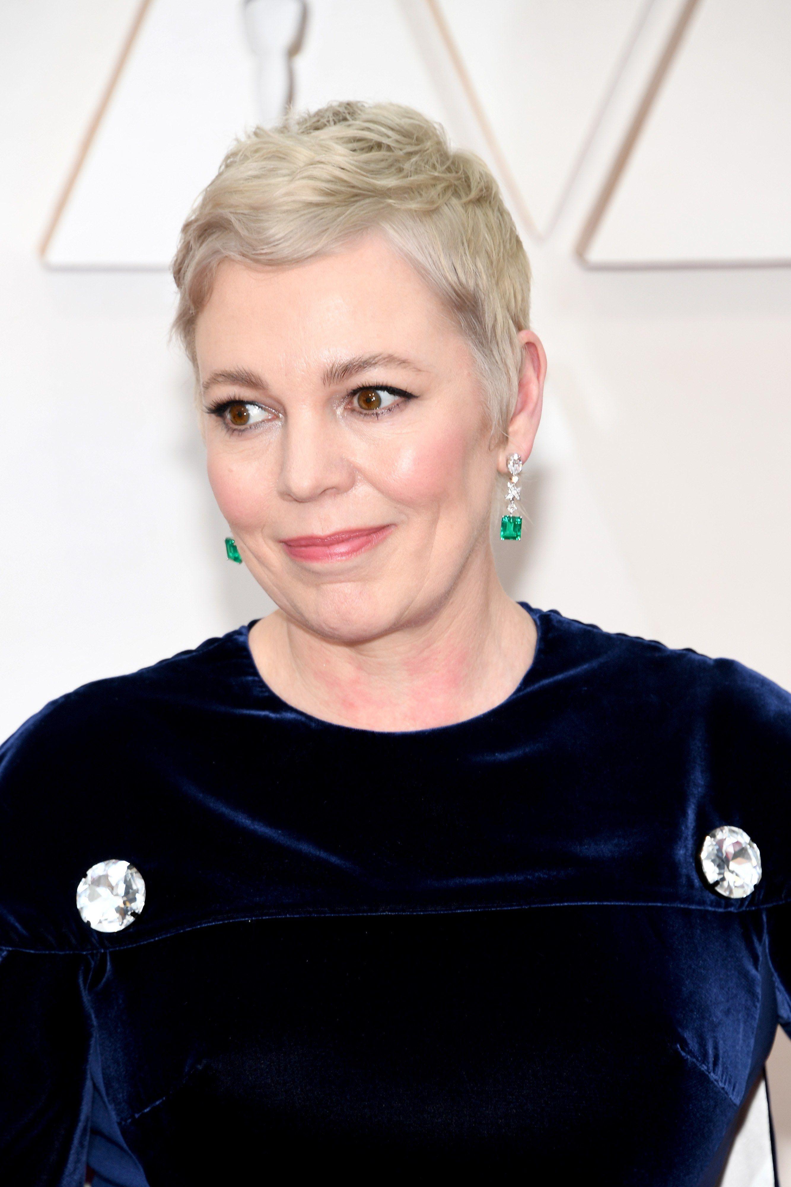 2667x4000 Oscars 2020: Olivia Colman Has Blonde Hair