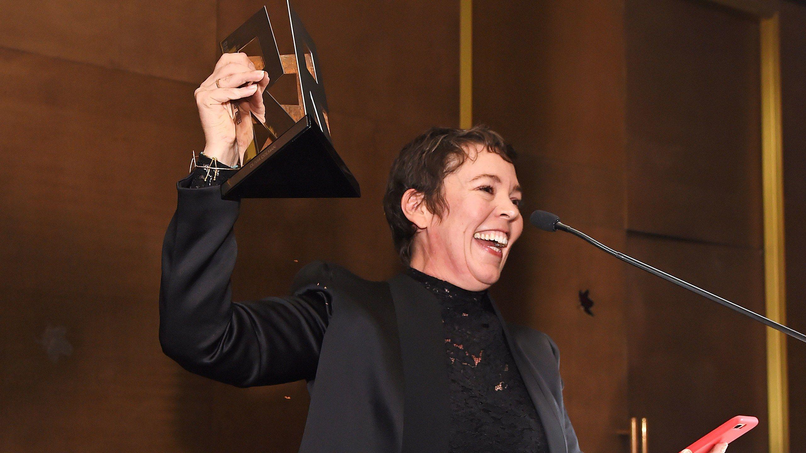 2560x1440 The Crown' Star Olivia Colman Went Barefoot While Accepting an