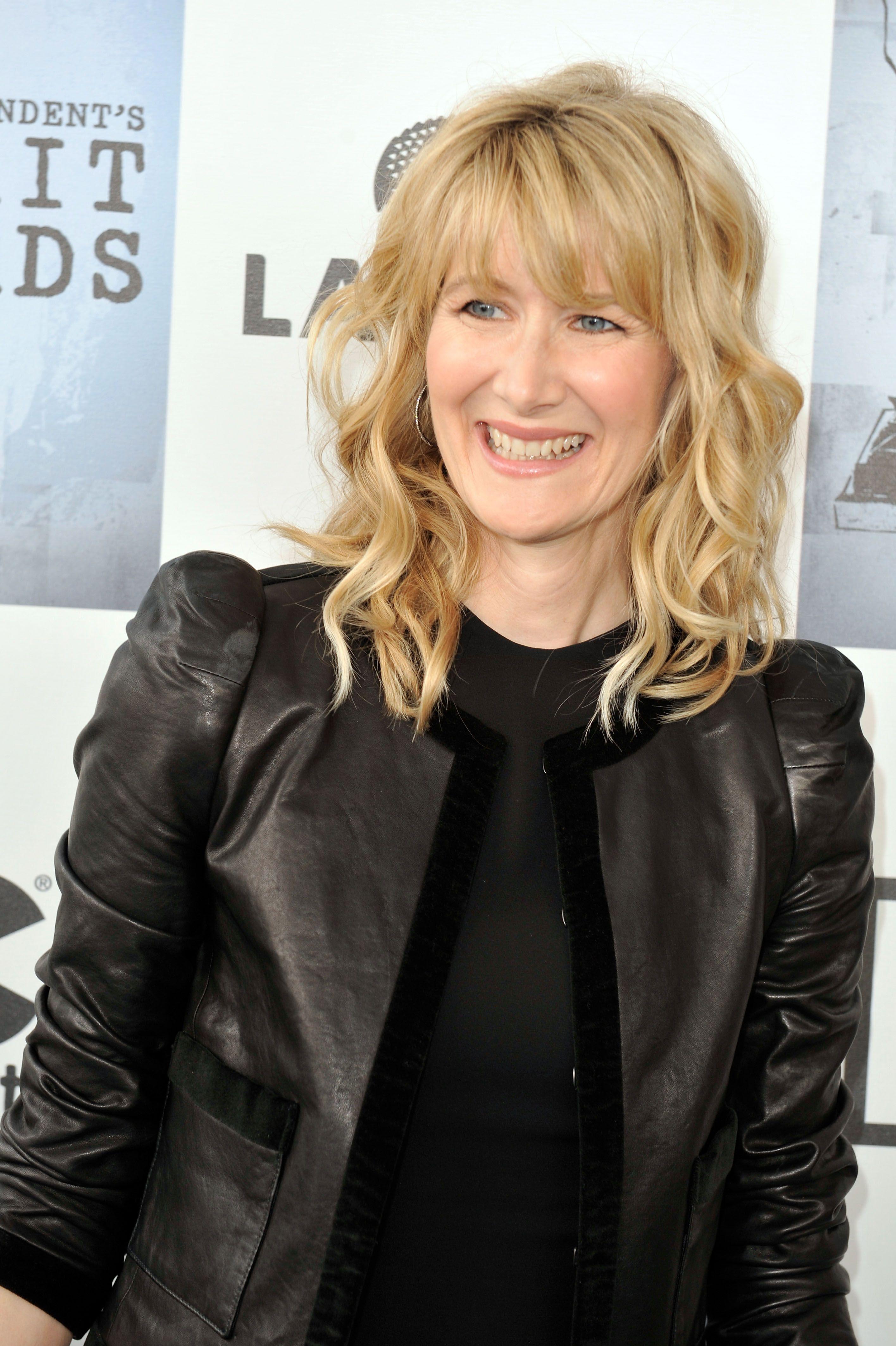2832x4256 Laura Dern Wallpaper