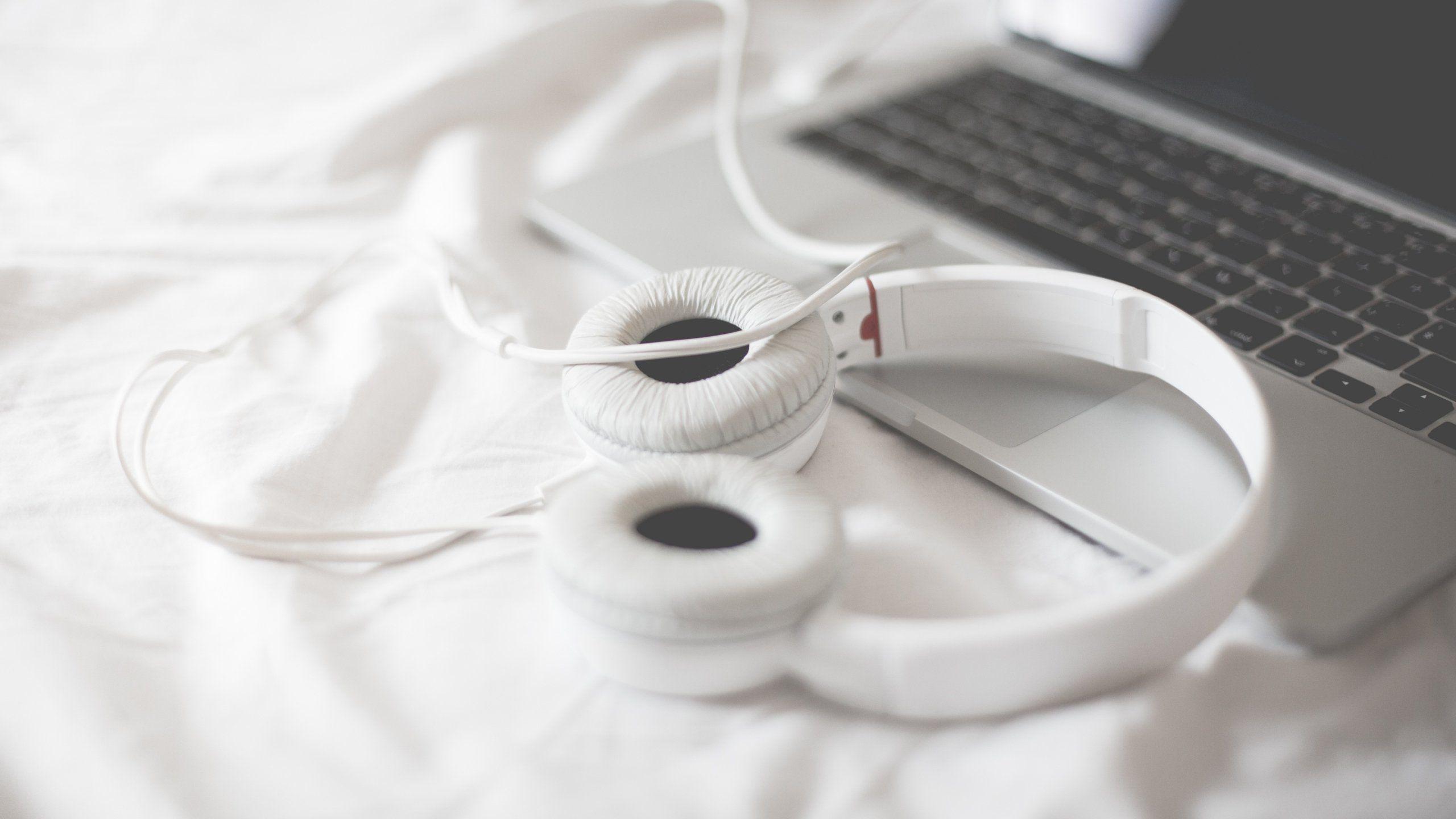 2560x1440 Headphones HD wallpaper