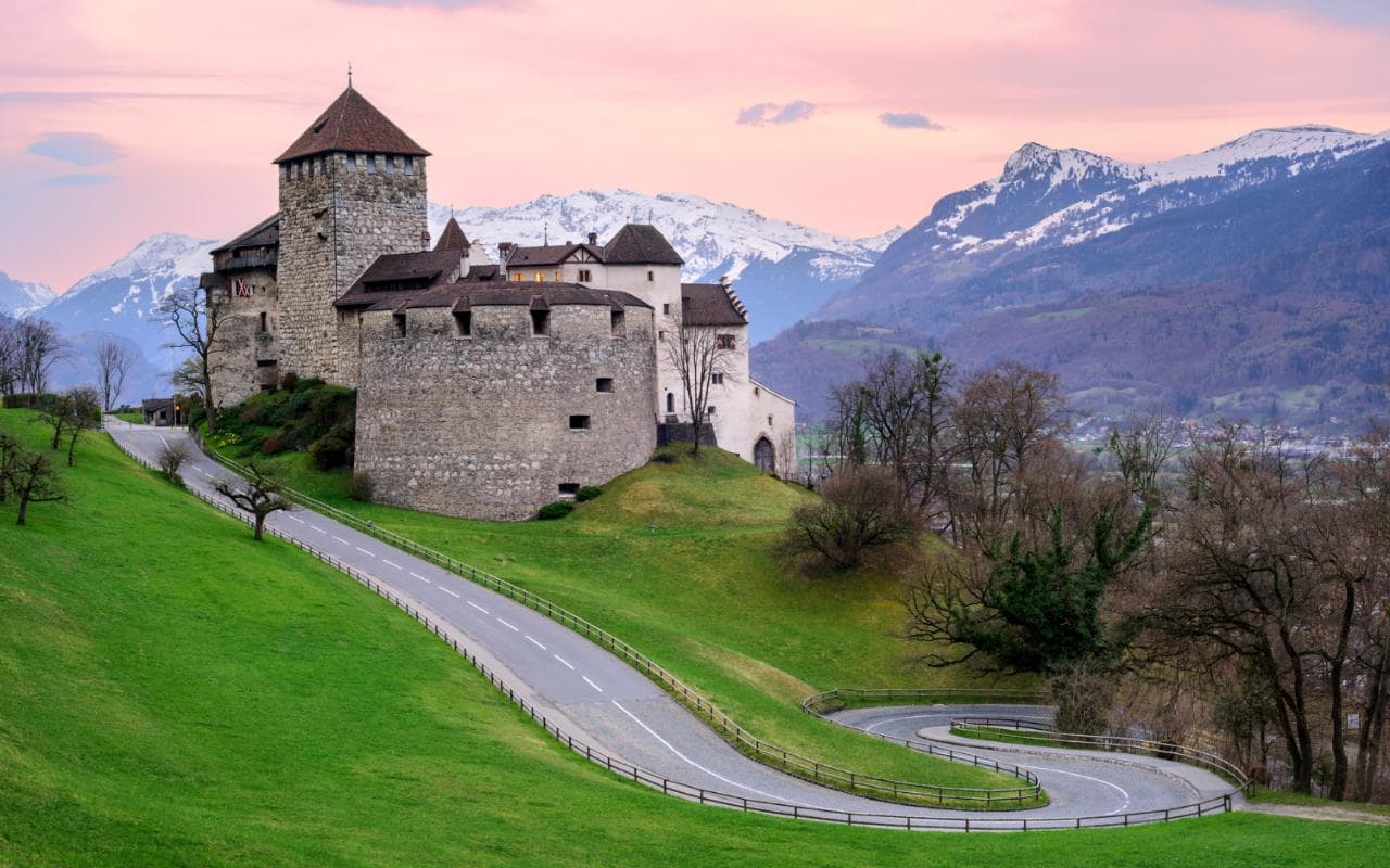 1280x800 Known places: Vaduz Castle, Liechtenstein, desktop wallpaper nr