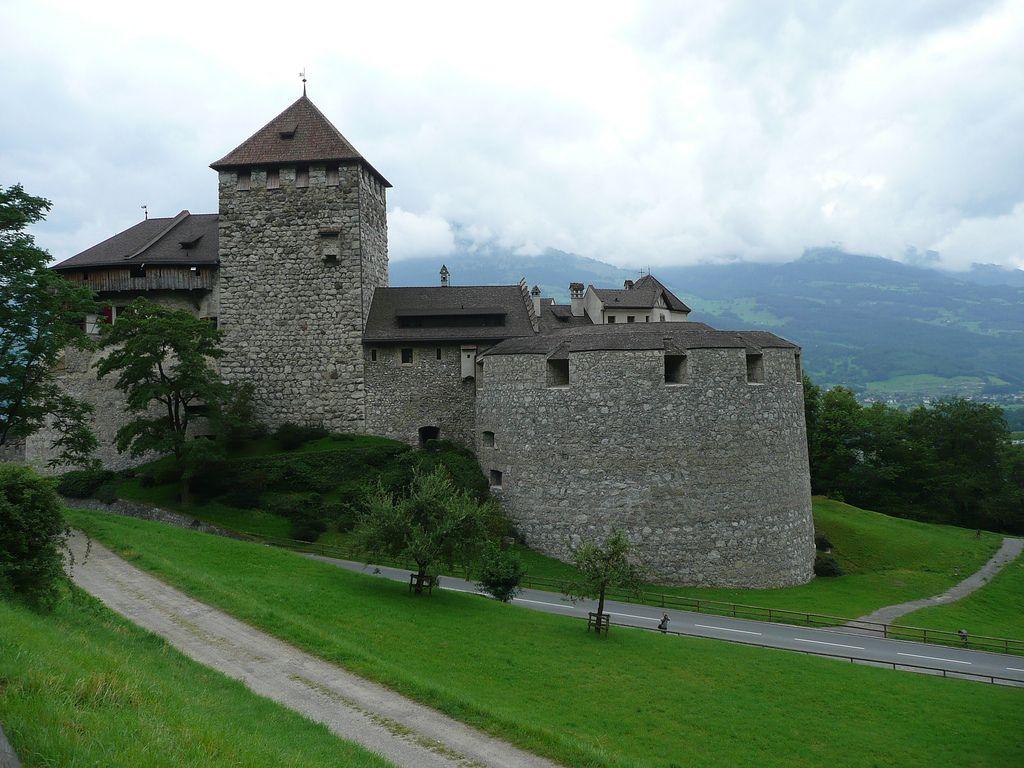 1024x768 Known places: Vaduz Castle, Liechtenstein, desktop wallpaper nr