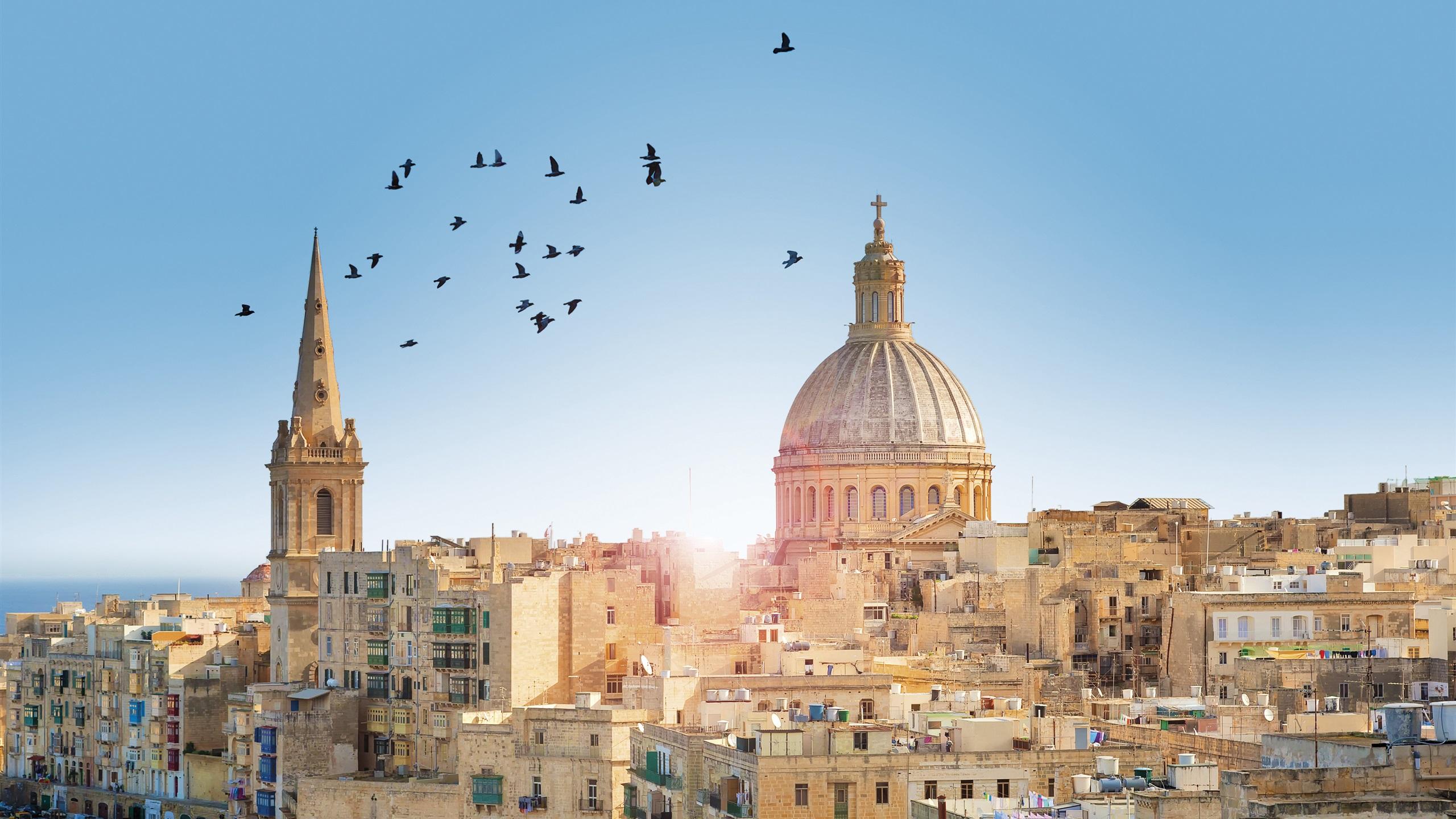 2560x1440 Wallpaper Malta, Valletta City town, buildings, birds, sun rays
