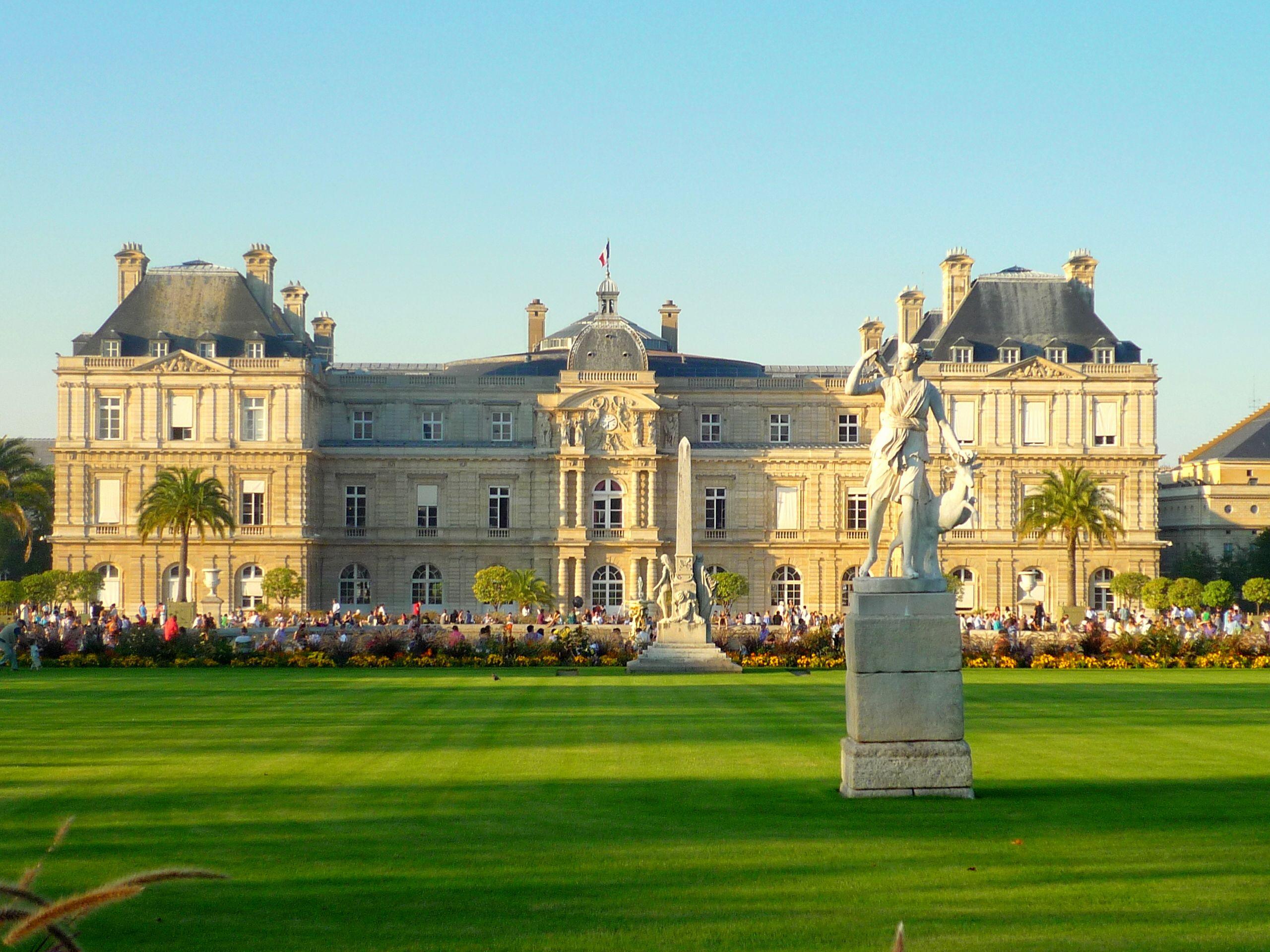 2560x1920 The Luxembourg Palace in Paris Wallpaper