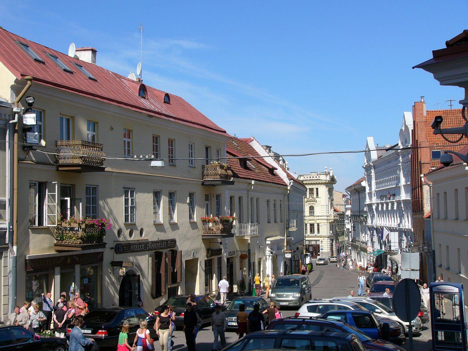 1600x1200 The old streets of Vilnius wallpaper and image