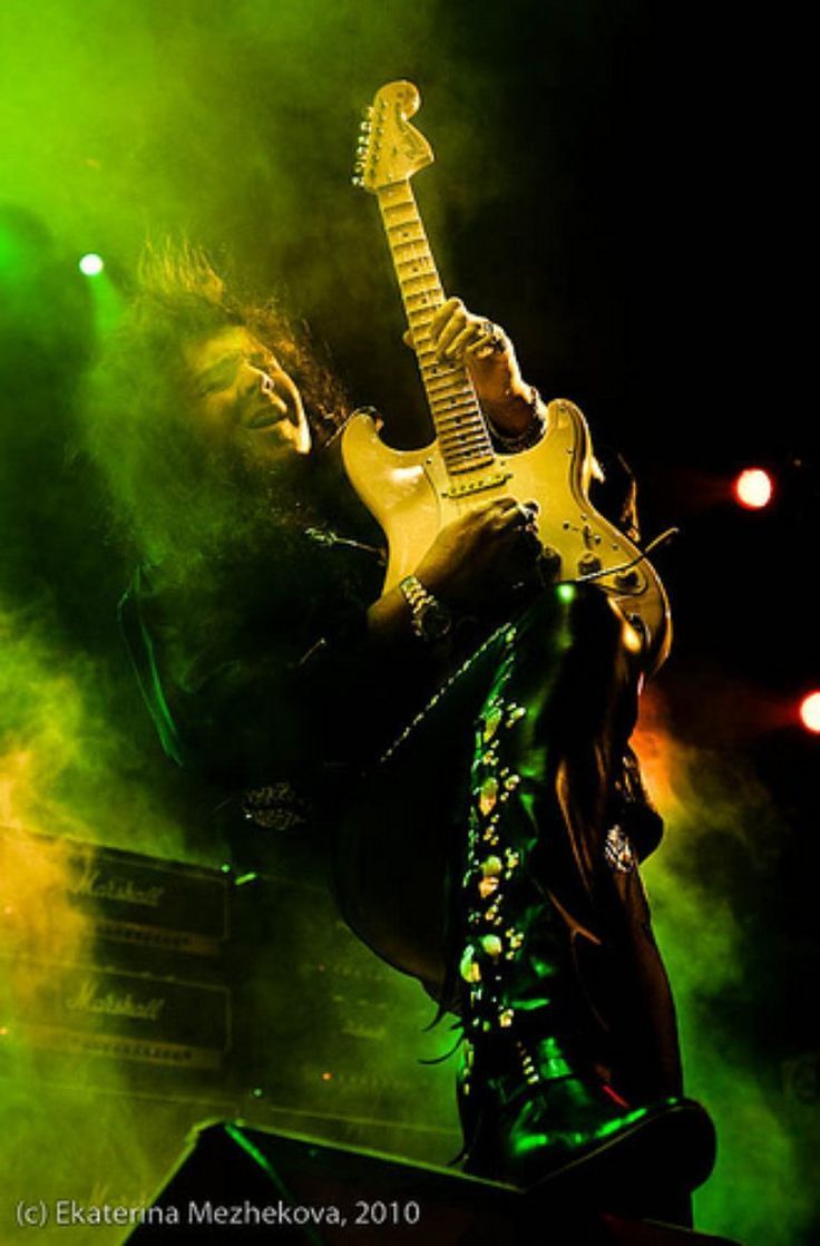 736x1118 Yngwie Malmsteen 照片 (41 / 156)