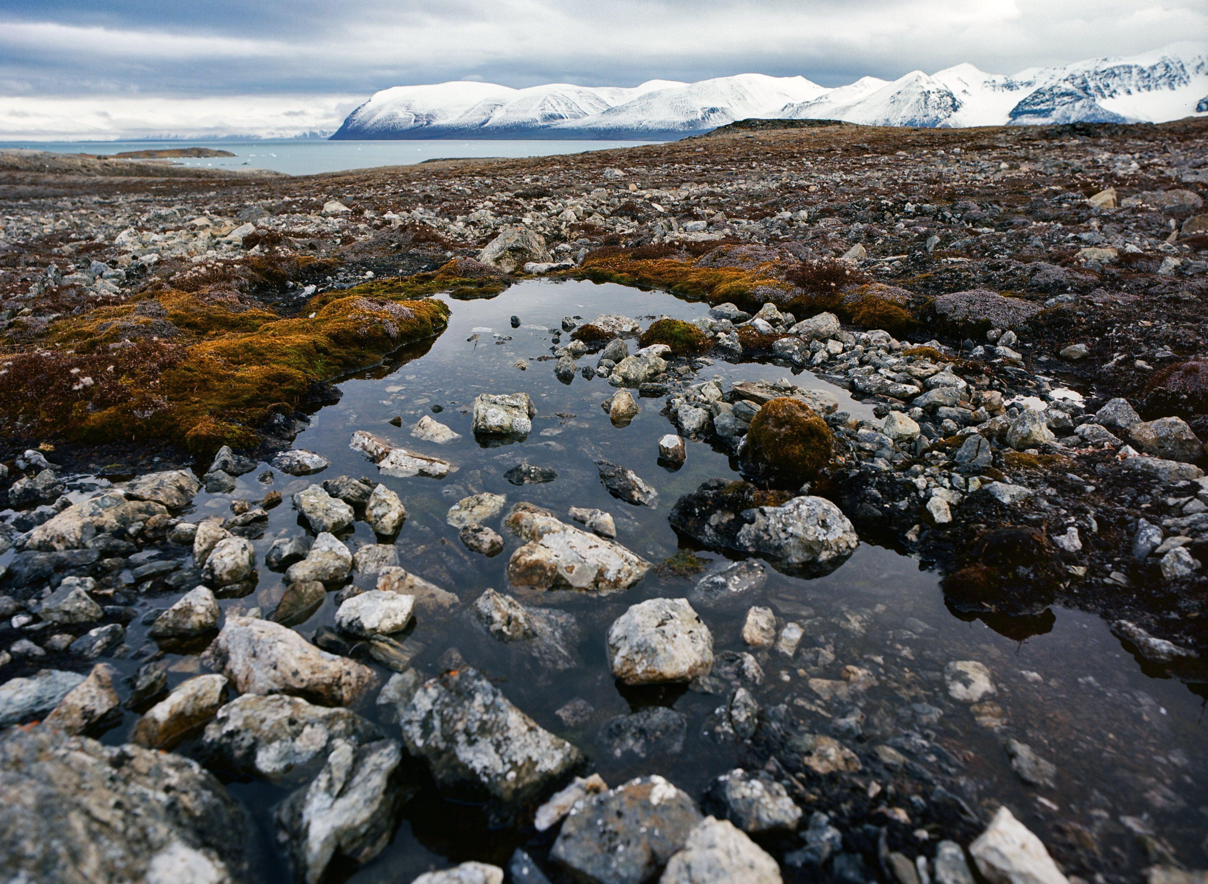 4758x3485 Stones and water, svalbard, norway HD wallpaper