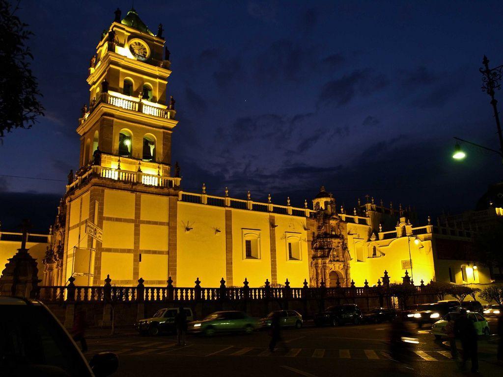 1024x768 Sucre Bolivia Wallpaper