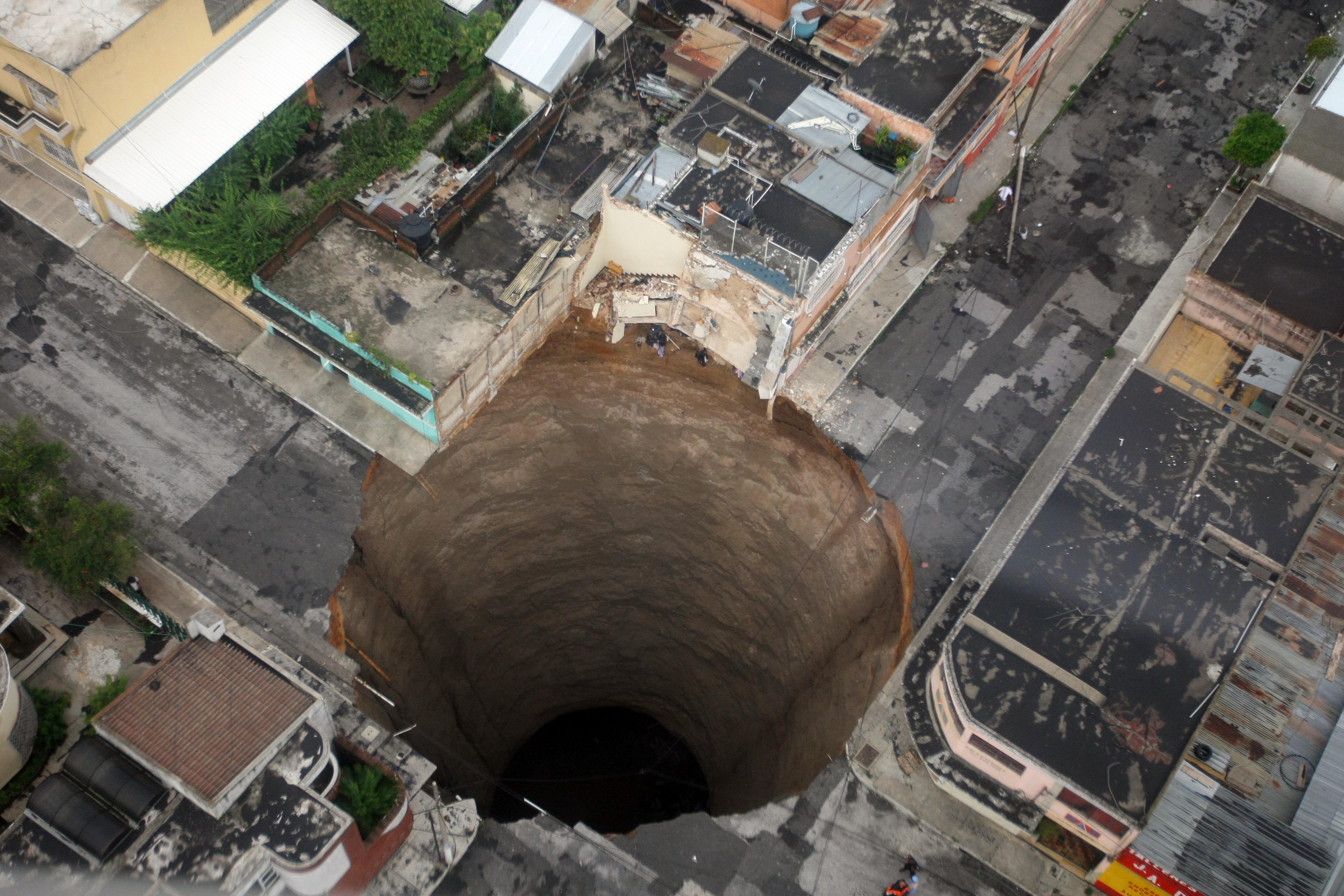 3888x2592 hole, urban, accident, Guatemala City, Sinkhole wallpaper